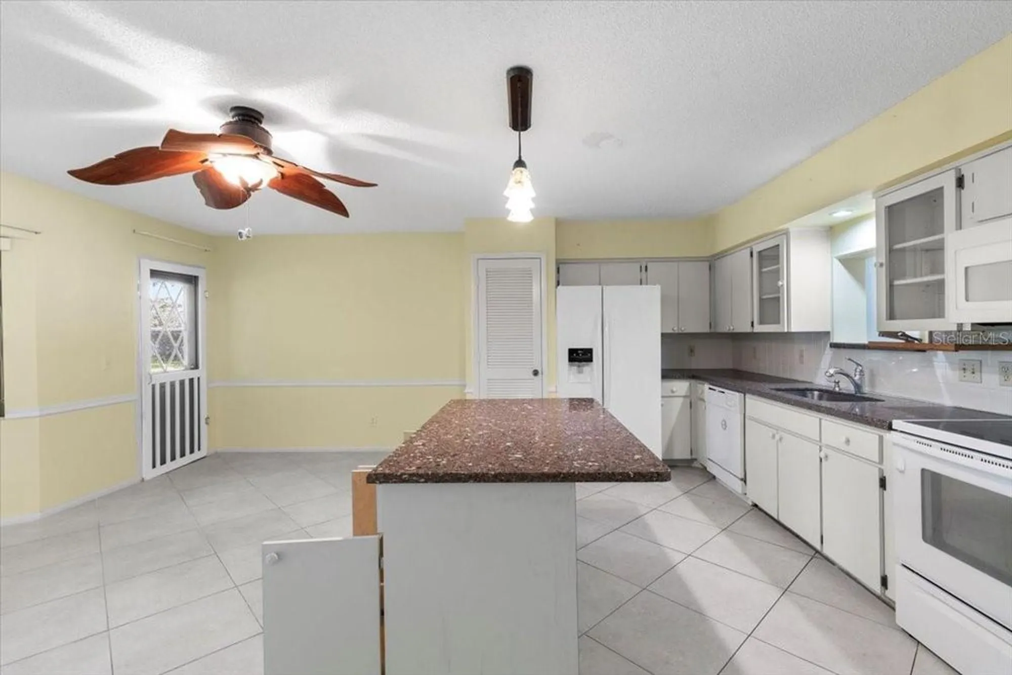Property Slideshow image 10 of 37 | 2192 swedish dr apt 10, Clearwater, FL, 33763
