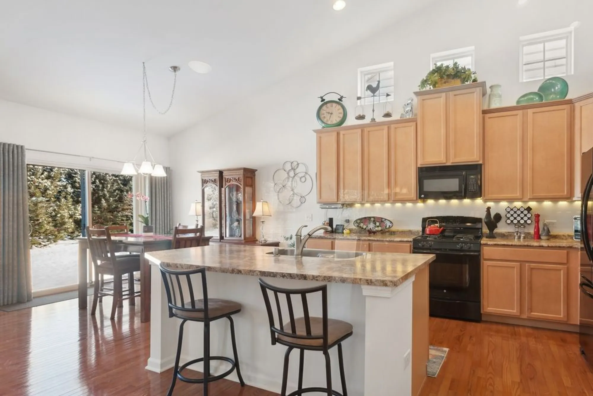 Property Slideshow image 5 of 18 | 1616 colchester ln, Aurora, IL, 60505