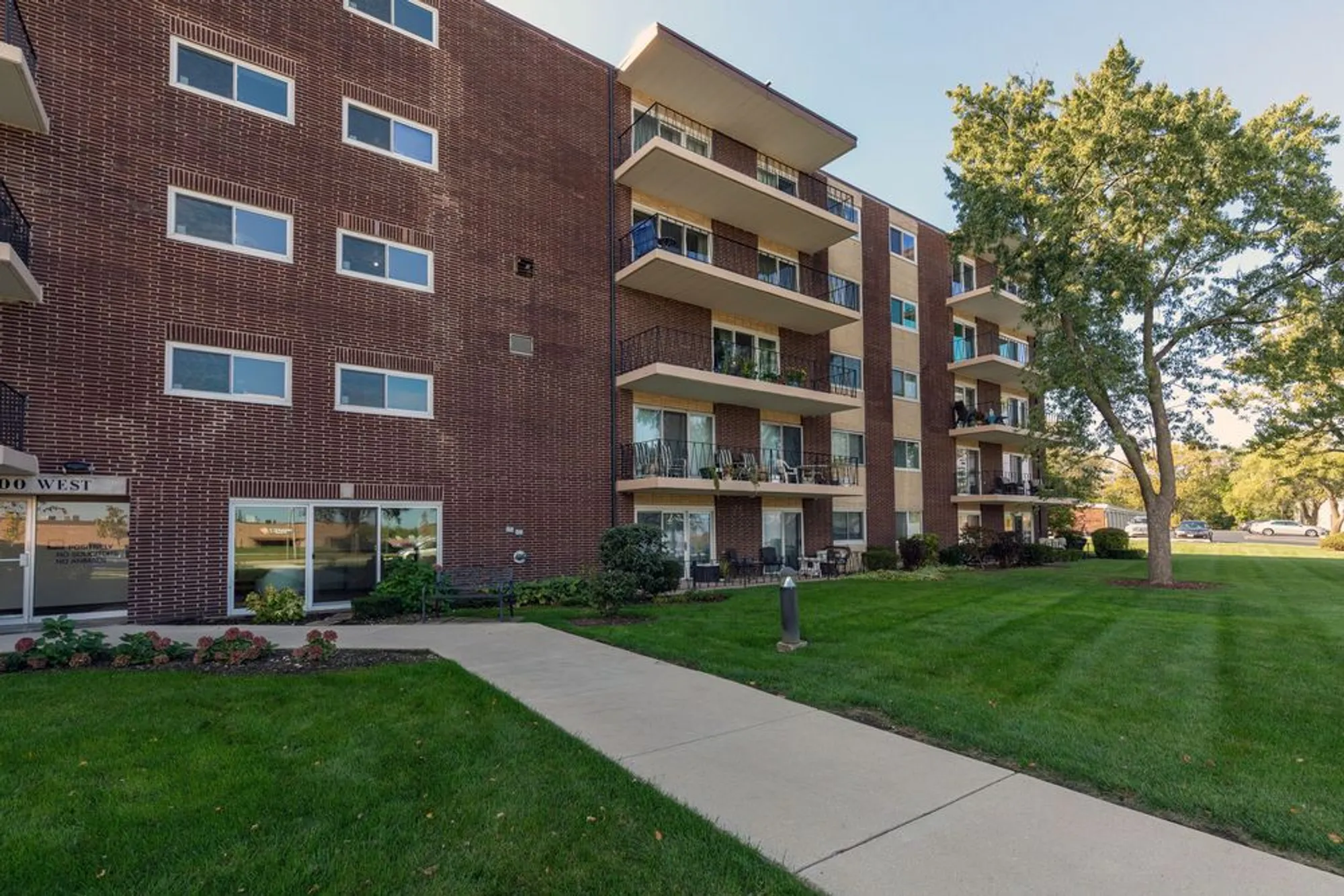Property Slideshow image 1 of 20 | 5300 walnut ave apt 11b, Downers Grove, IL, 60515