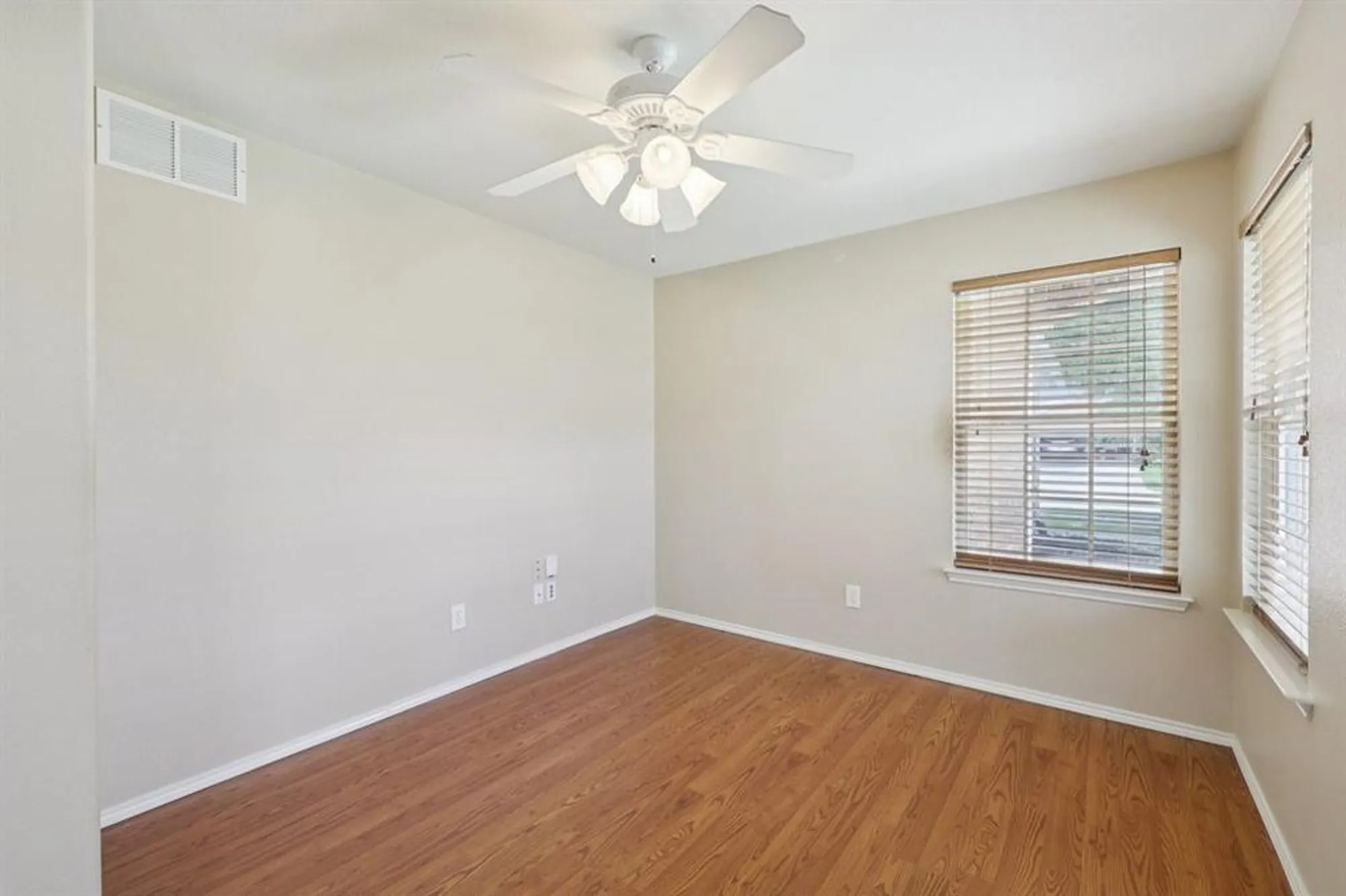 Property Slideshow image 26 of 36 | 7850 estancia dr, Frisco, TX, 75036