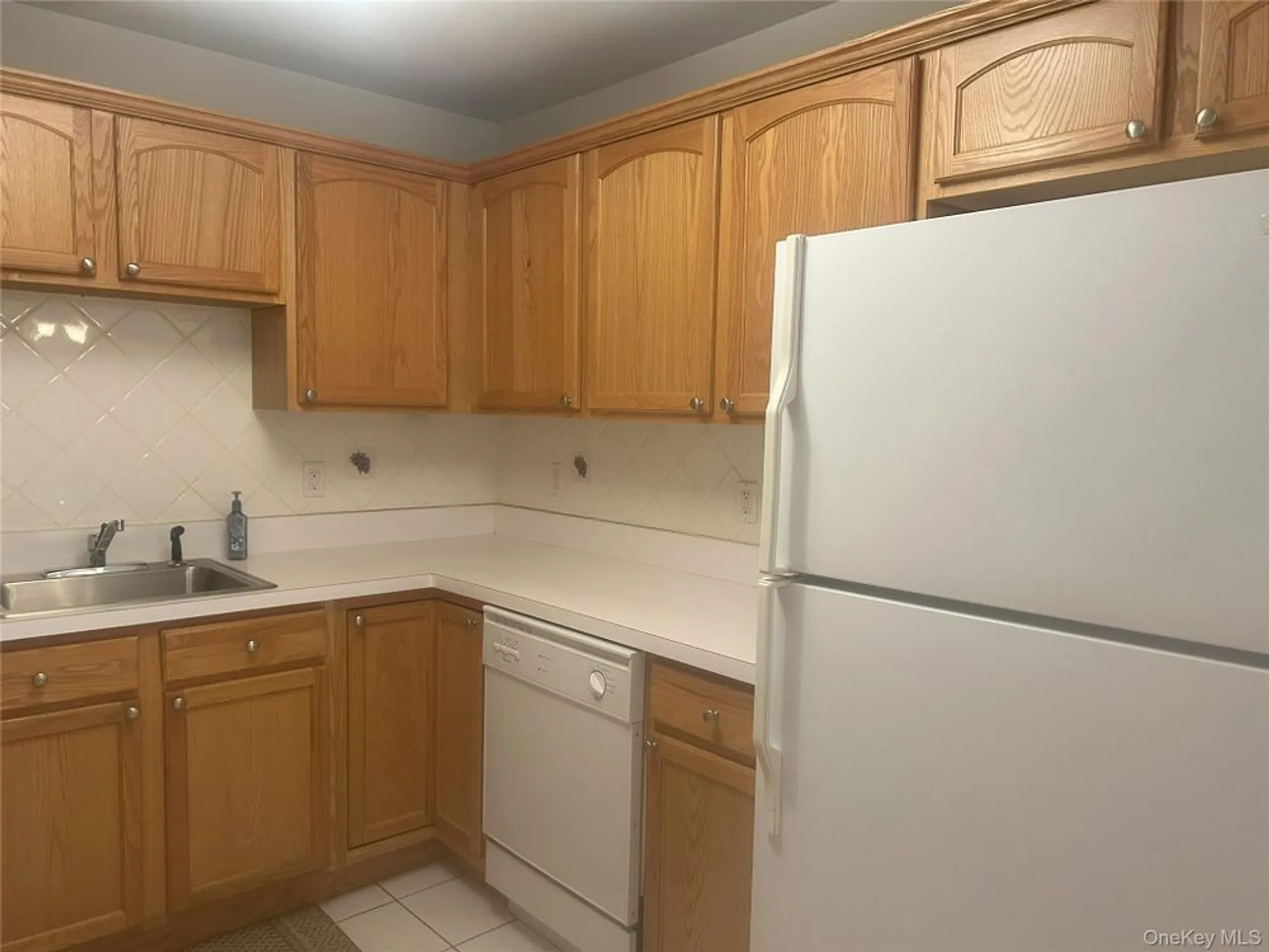 Property Slideshow image 3 of 11 | 1082 savoy dr, Melville, NY, 11747