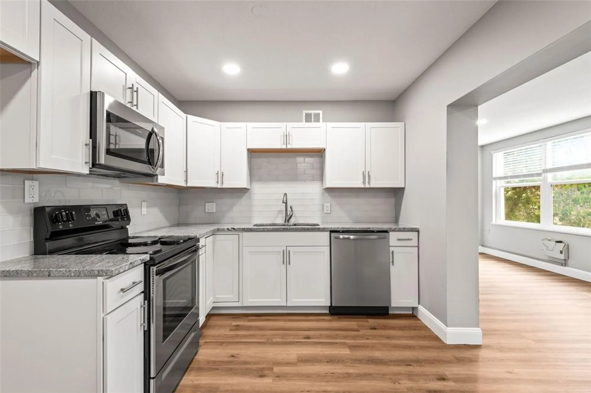 Property Slideshow image 14 of 32 | 2041 australia way 35, Clearwater, FL, 33763