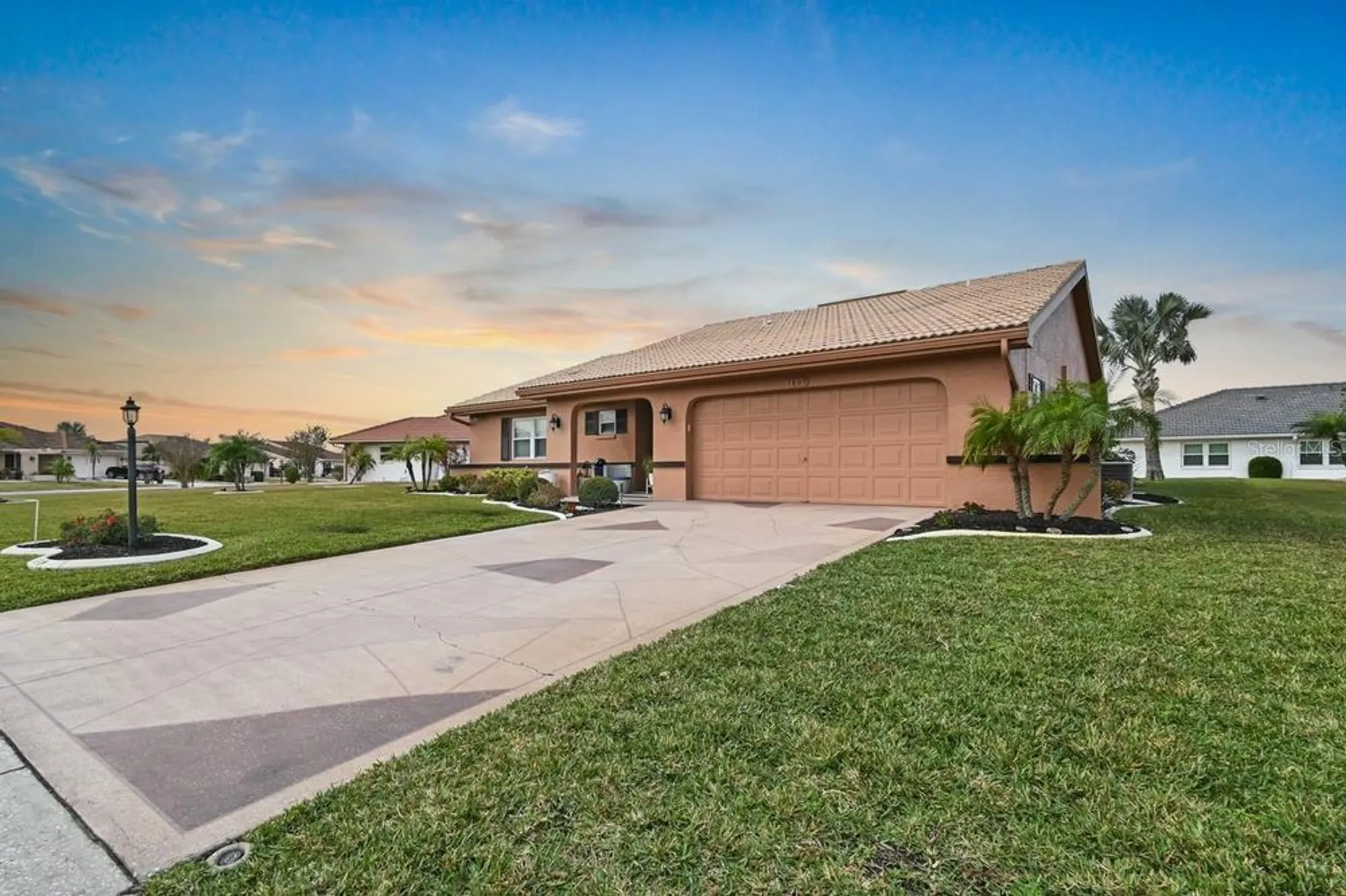 Property Slideshow image 2 of 52 | 1809 wolf laurel dr, Sun City Center, FL, 33573