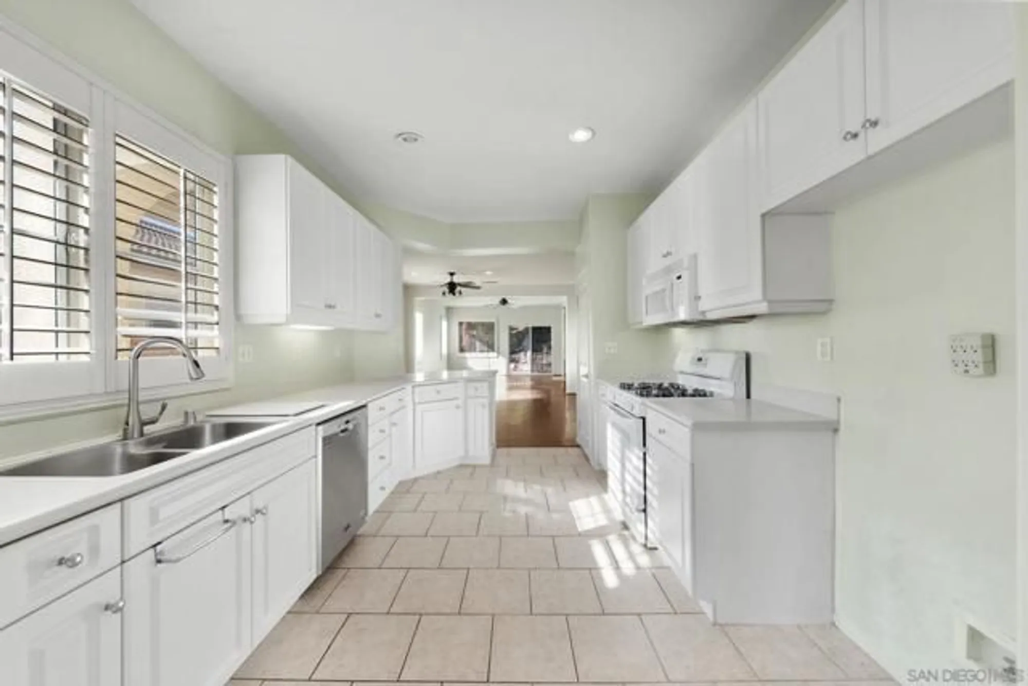 Property Slideshow image 18 of 37 | 27992 whisperwood dr, Menifee, CA, 92584