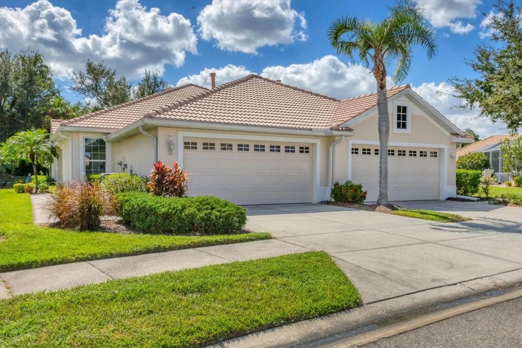 Property Slideshow image 5 of 68 | 4827 whispering oaks dr, North Port, FL, 34287