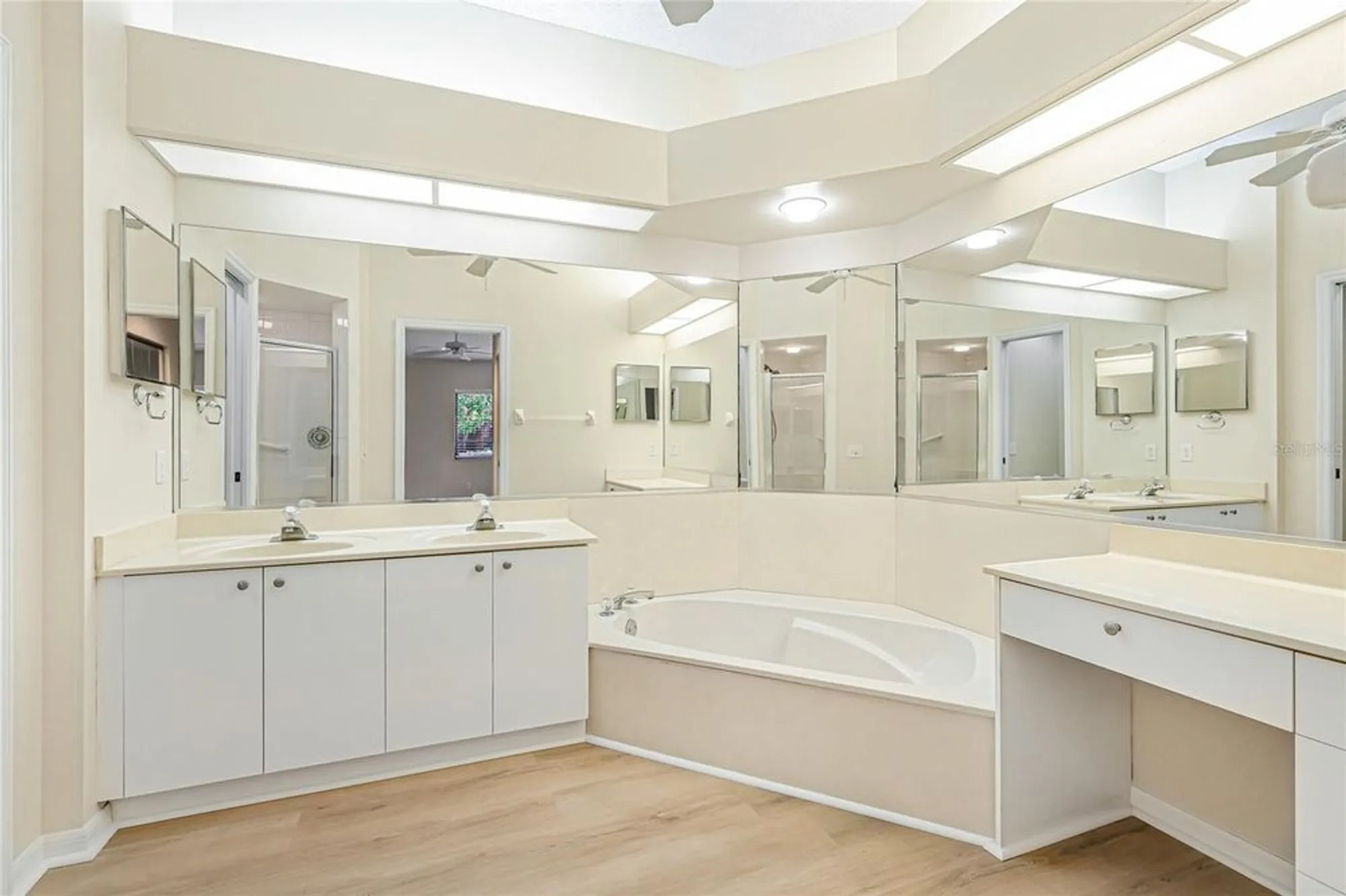 Property Slideshow image 19 of 44 | 7106 saint andrews ln, Sarasota, FL, 34243