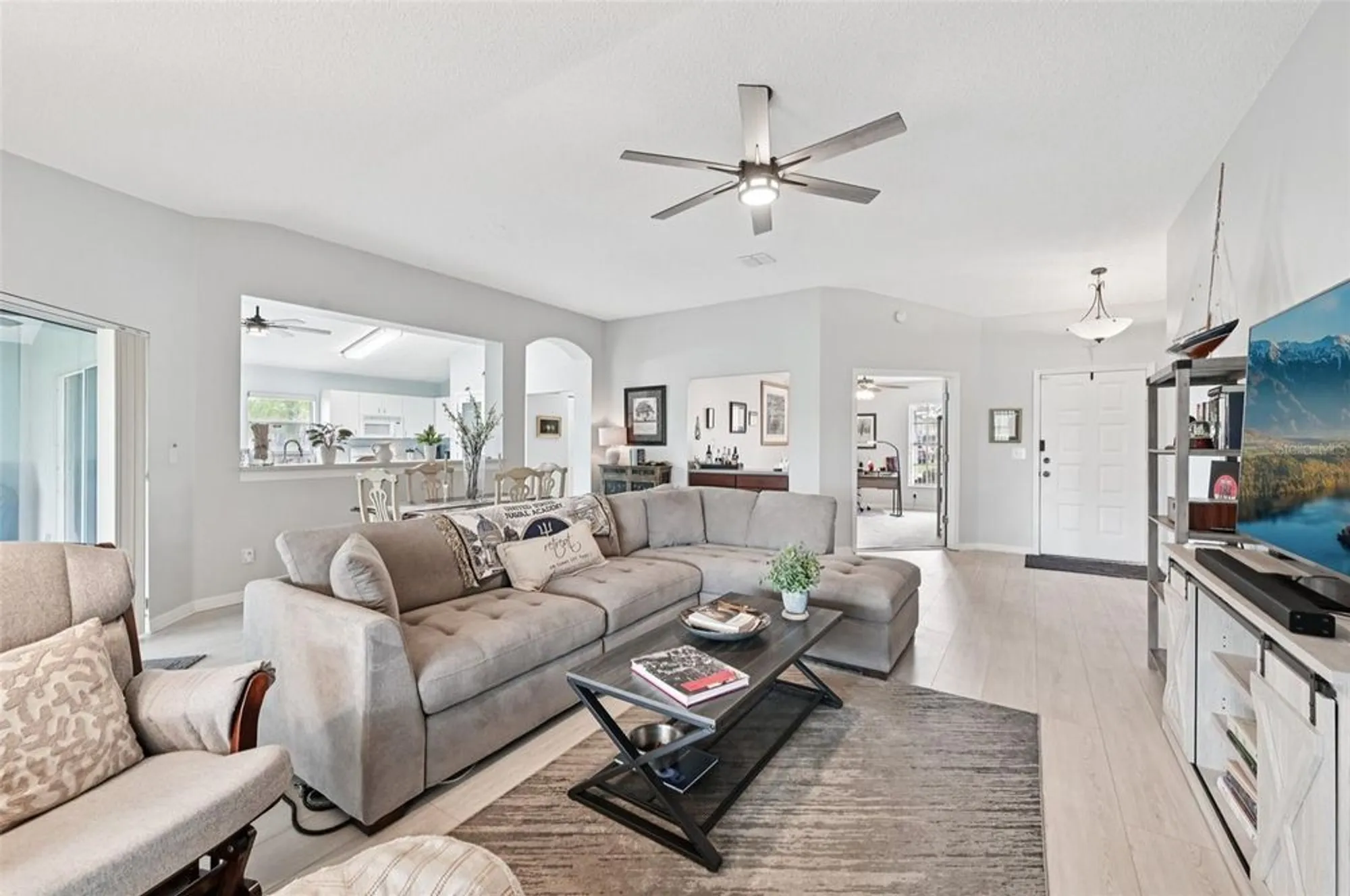 Property Slideshow image 13 of 46 | 2306 emerald lake dr, Sun City Center, FL, 33573