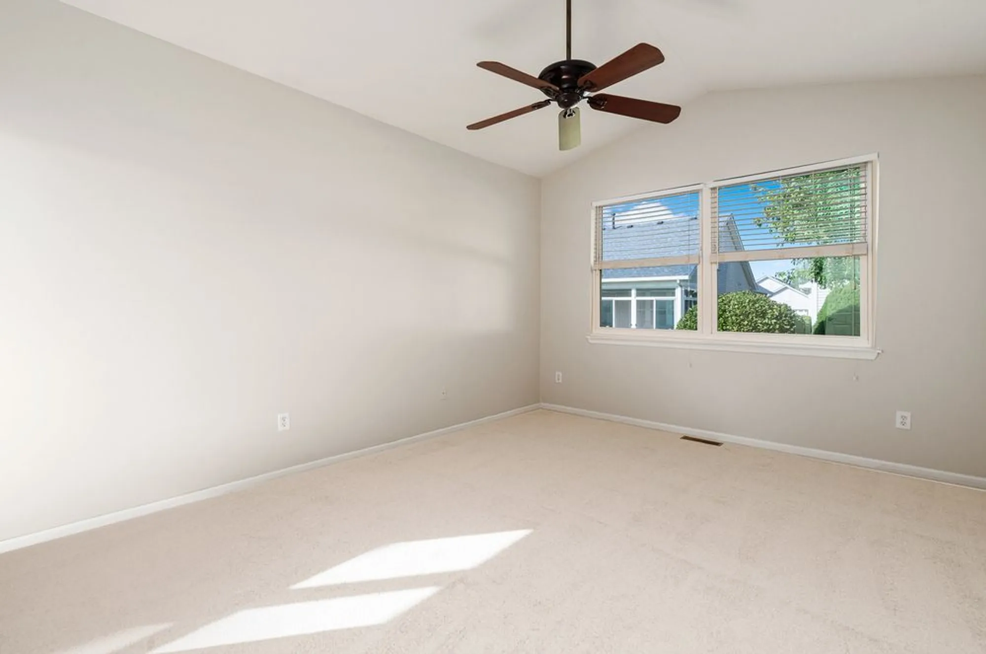 Property Slideshow image 16 of 39 | 1611 benzie cir, Romeoville, IL, 60446