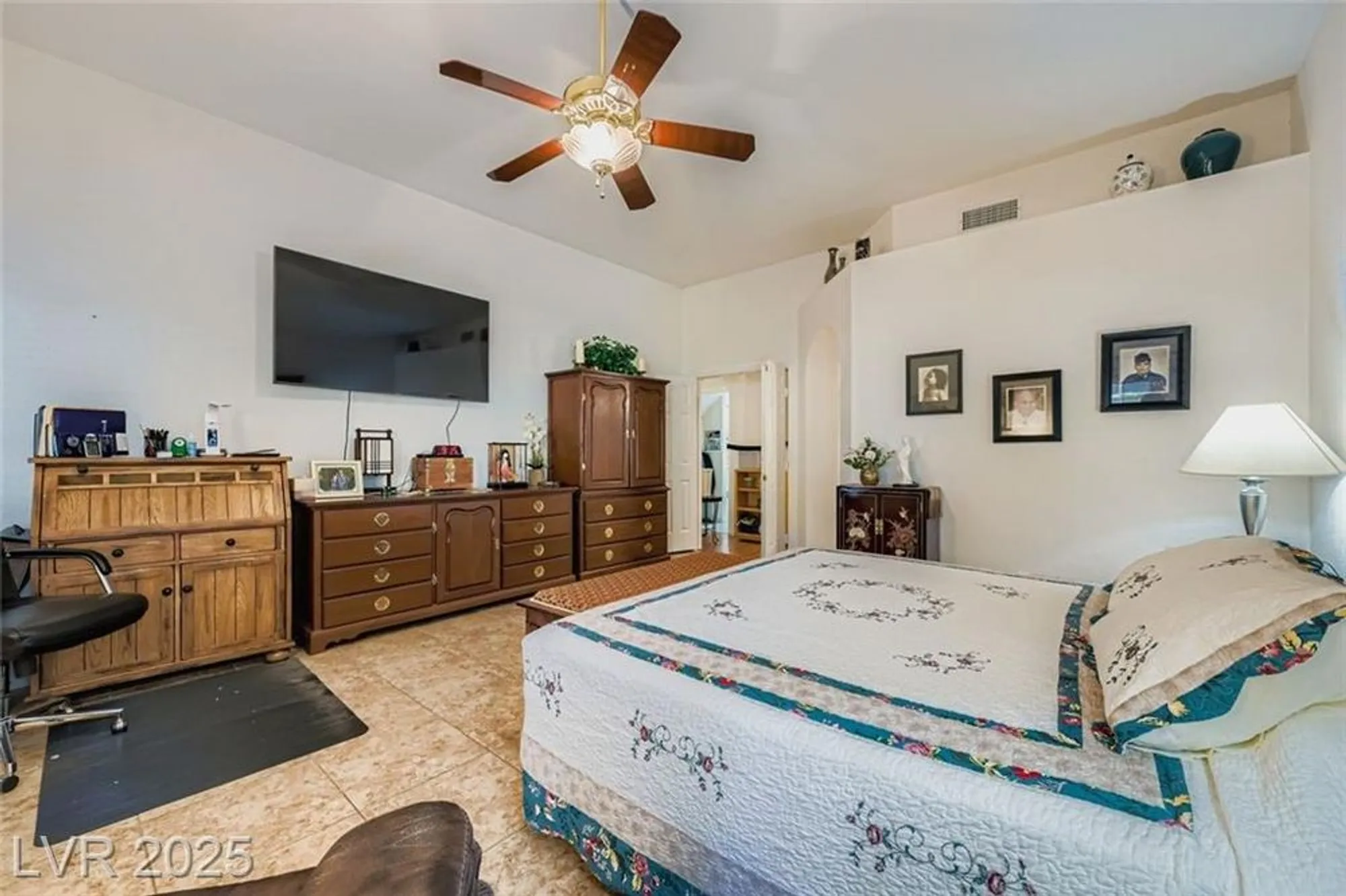 Property Slideshow image 15 of 49 | 5245 roca ln, Las Vegas, NV, 89130