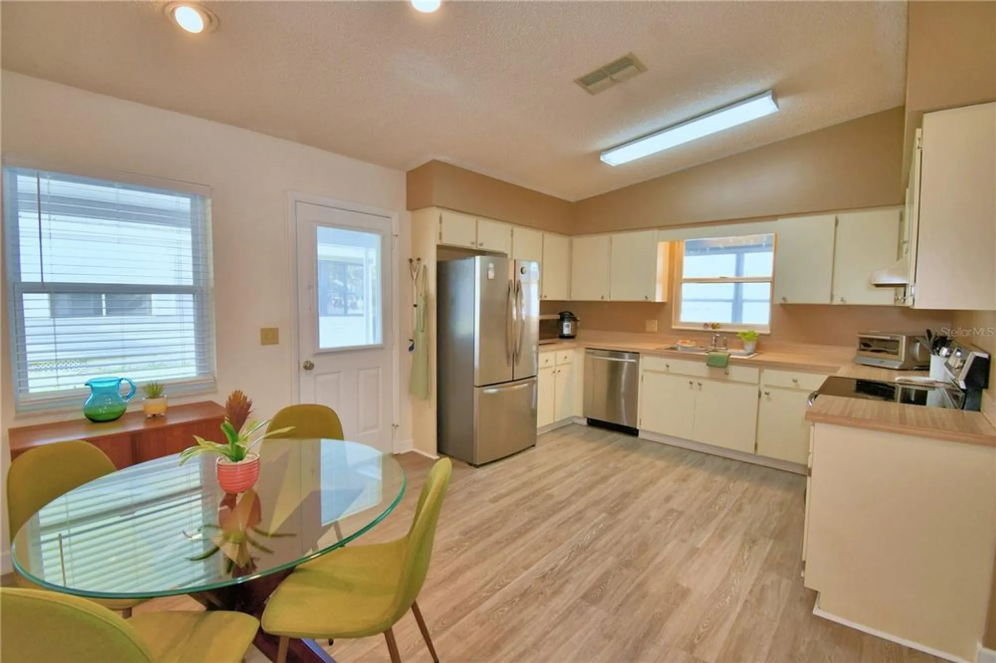 Property Slideshow image 16 of 60 | 4823 colonnades cir, Lakeland, FL, 33811