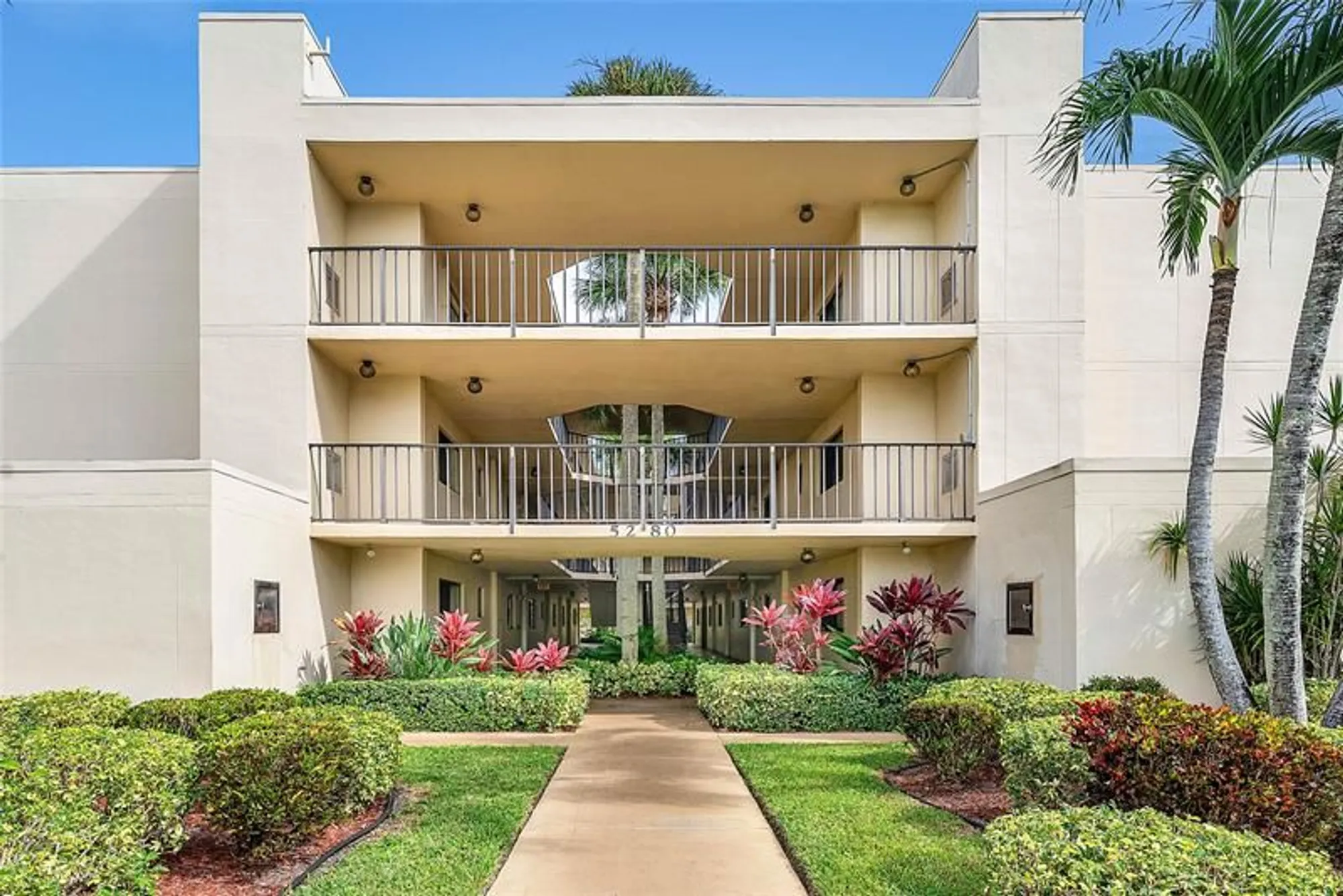 Property Slideshow image 2 of 43 | 5280 las verdes cir 202, Delray Beach, FL, 33484