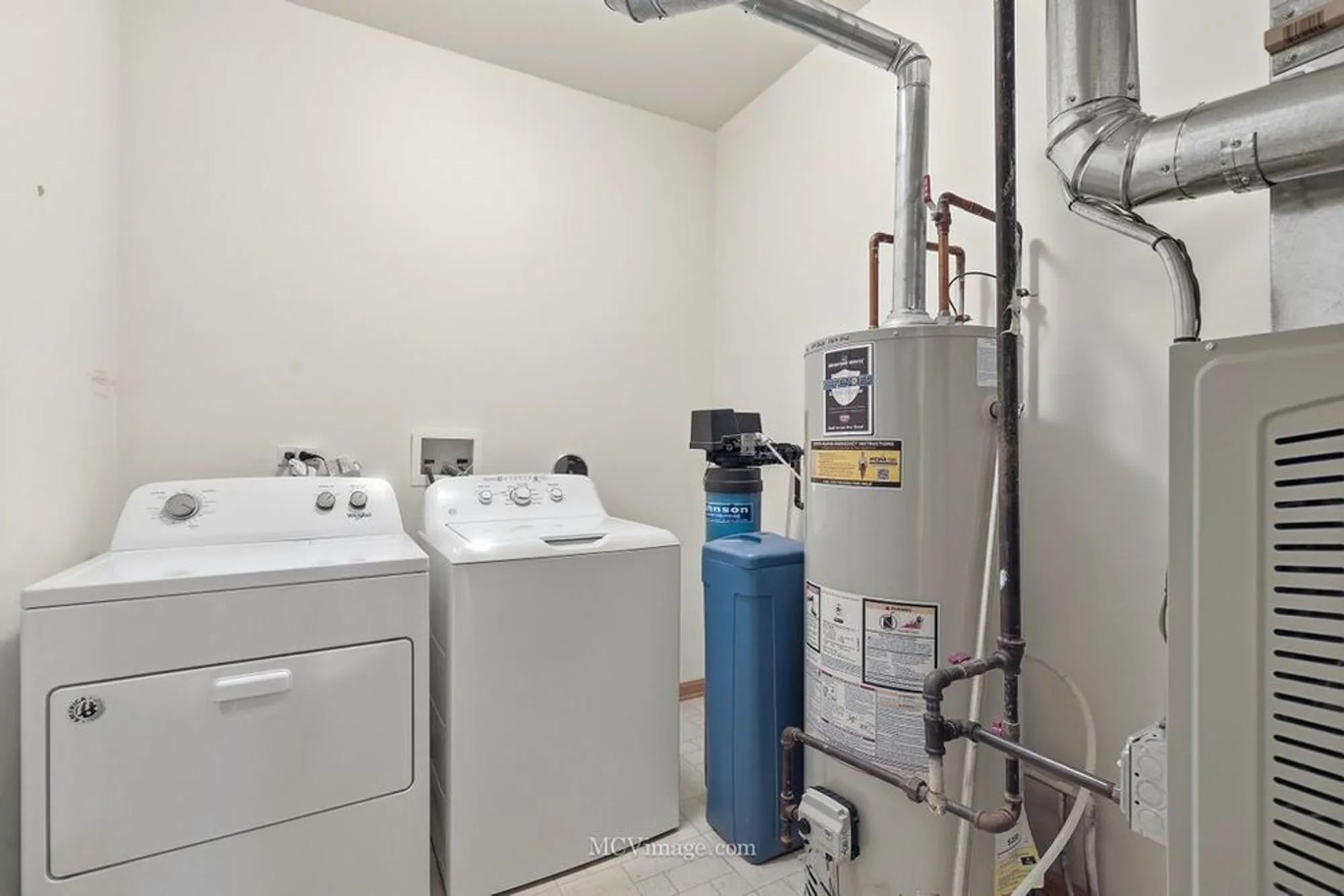Property Slideshow image 23 of 34 | 21525 lake saint clair dr, Crest Hill, IL, 60403