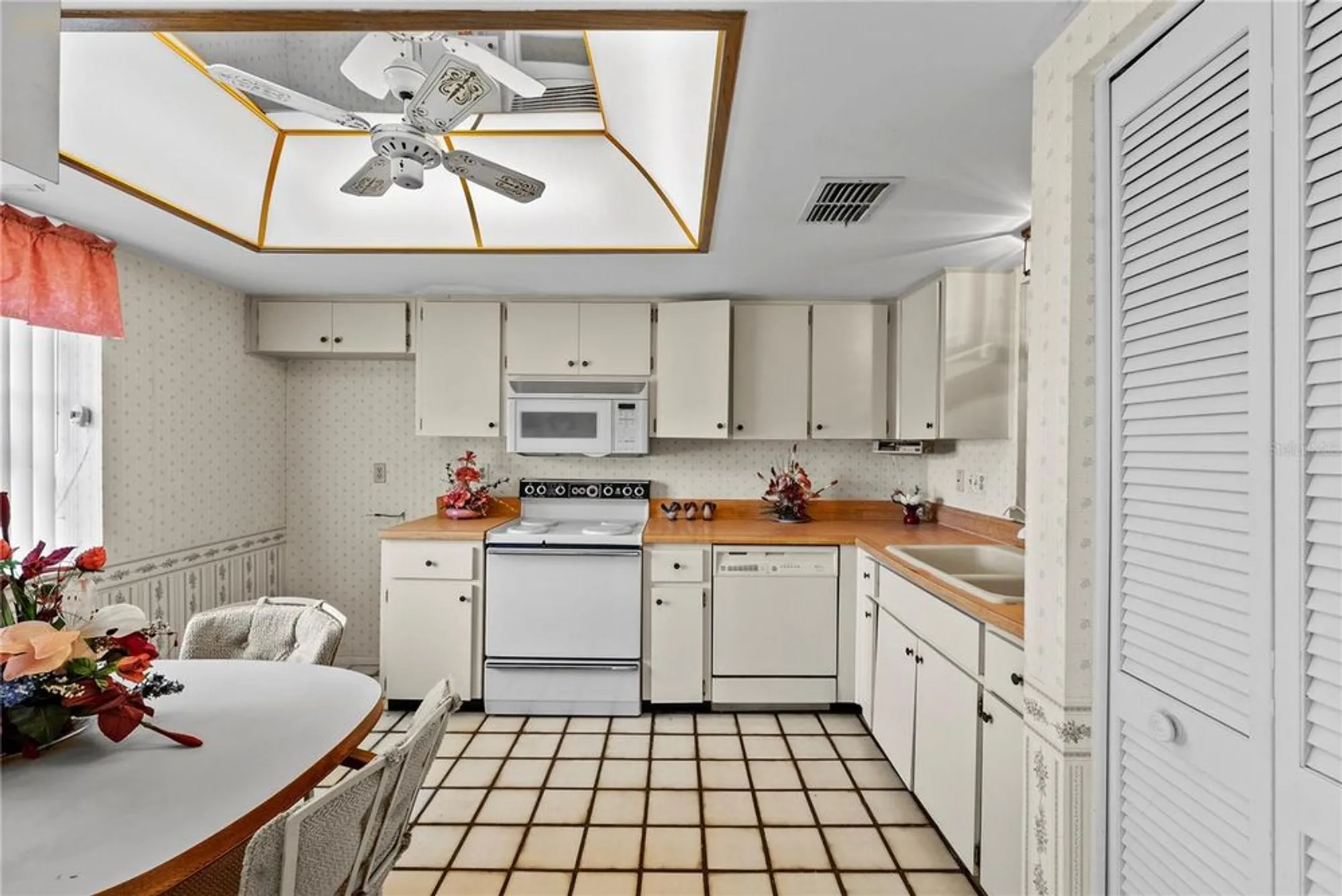 Property Slideshow image 18 of 100 | 3420 stonehaven ct d, Palm Harbor, FL, 34684