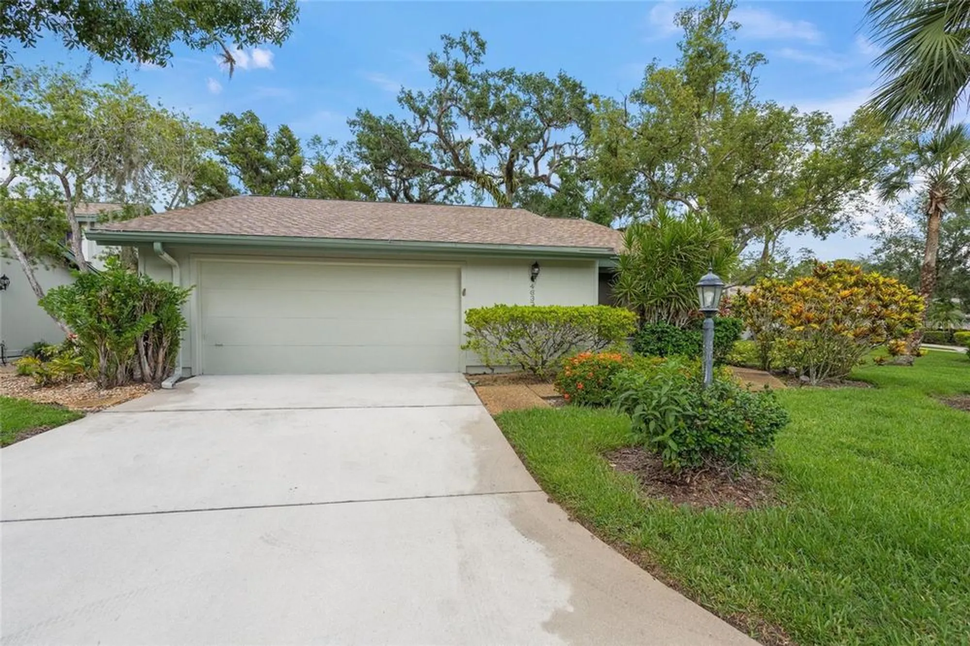 Property Slideshow image 2 of 43 | 4637 willow wood cir 44, Sarasota, FL, 34241