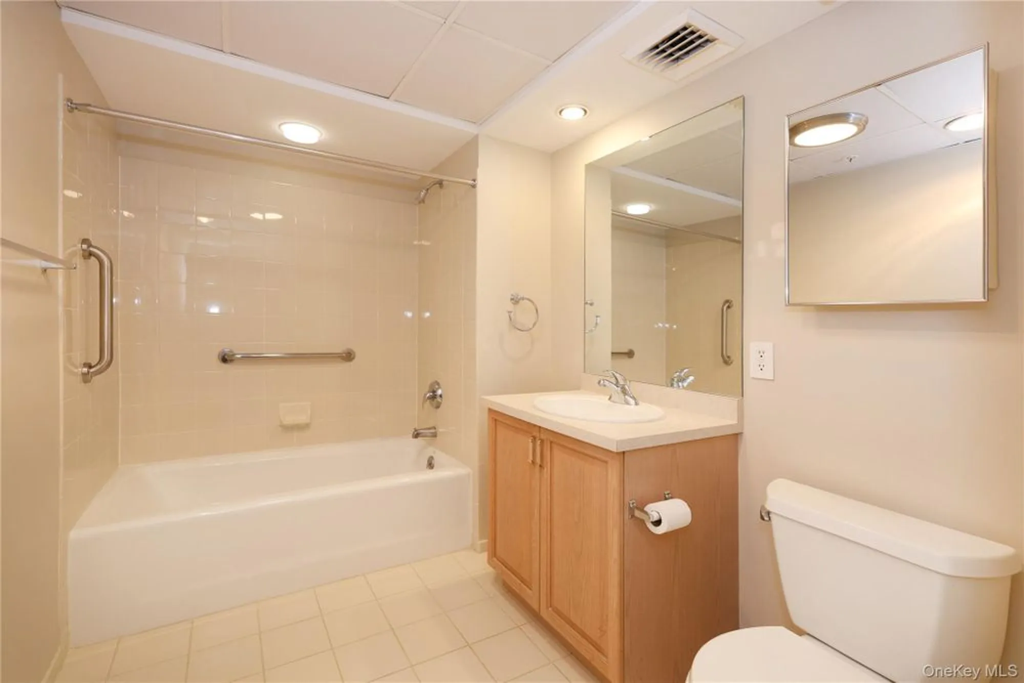 Property Slideshow image 8 of 18 | 100 harbor view dr 423, Port Washington, NY, 11050