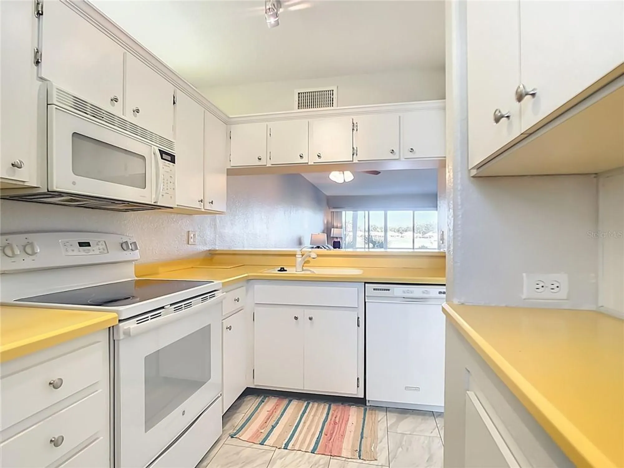 Property Slideshow image 14 of 57 | 404 cerromar cir 115, Venice, FL, 34293