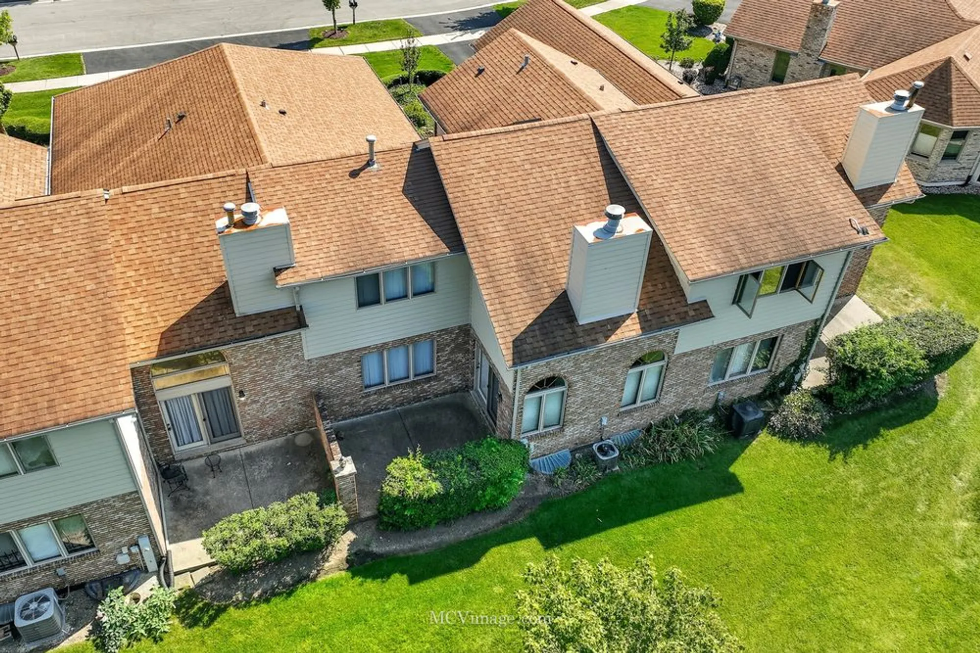 Property Slideshow image 22 of 25 | 18434 lakeview cir, Tinley Park, IL, 60477