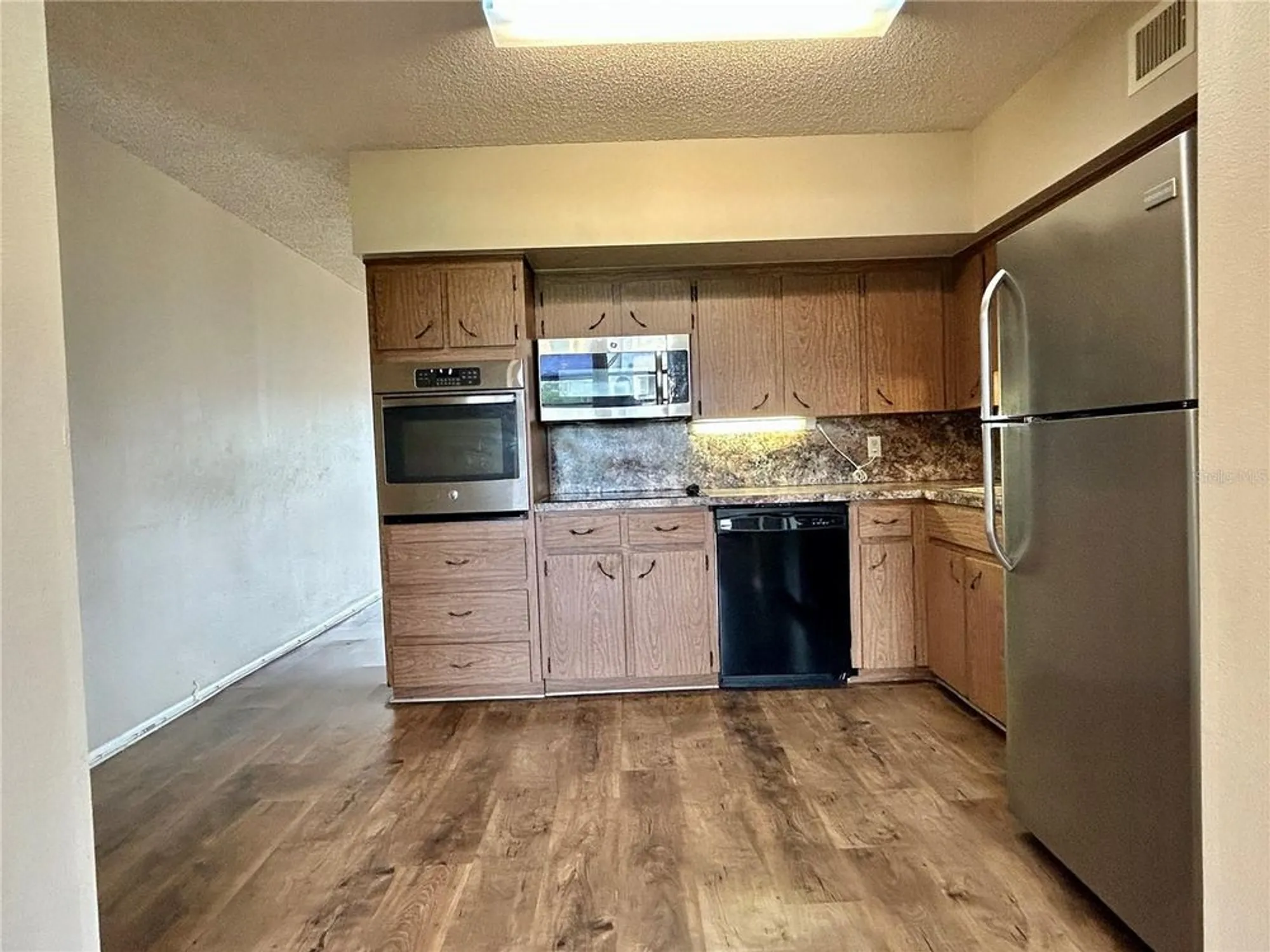 Property Slideshow image 11 of 48 | 2402 ecuadorian way apt 28, Clearwater, FL, 33763