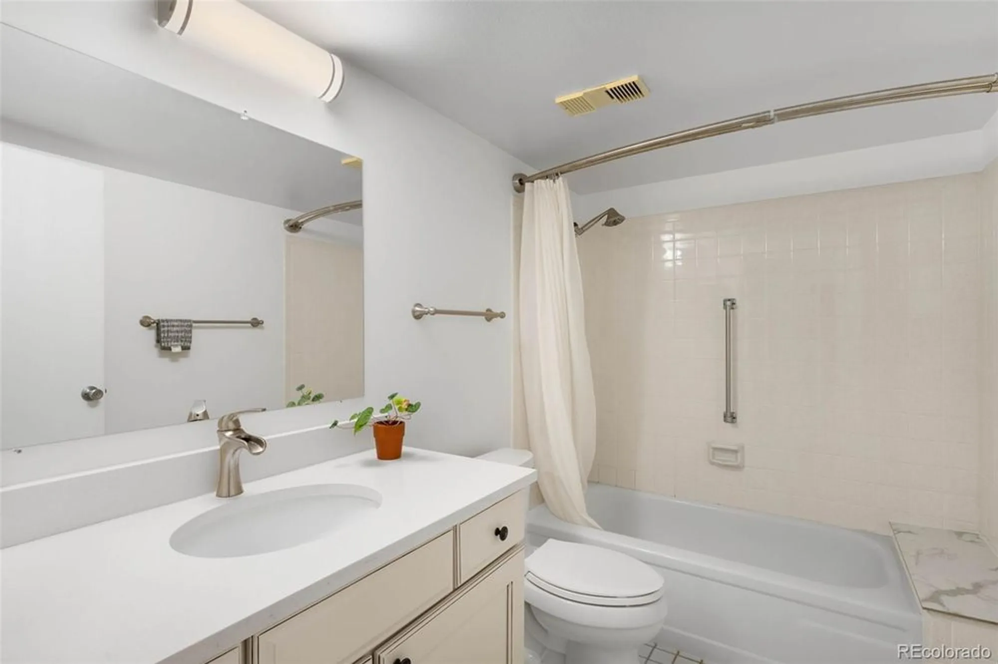 Property Slideshow image 13 of 35 | 14300 e marina dr apt 306, Aurora, CO, 80014