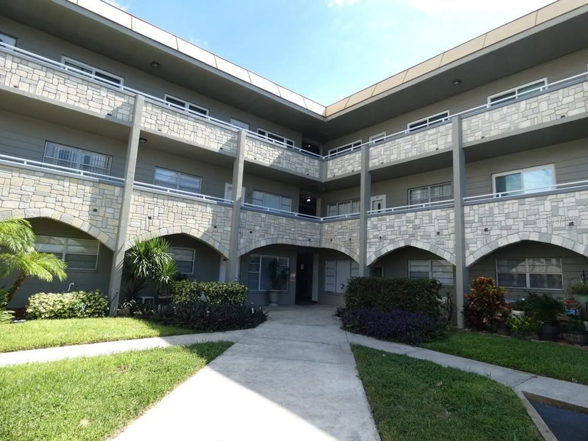 Property Slideshow image 23 of 30 | 2462 brazilia dr apt 44, Clearwater, FL, 33763