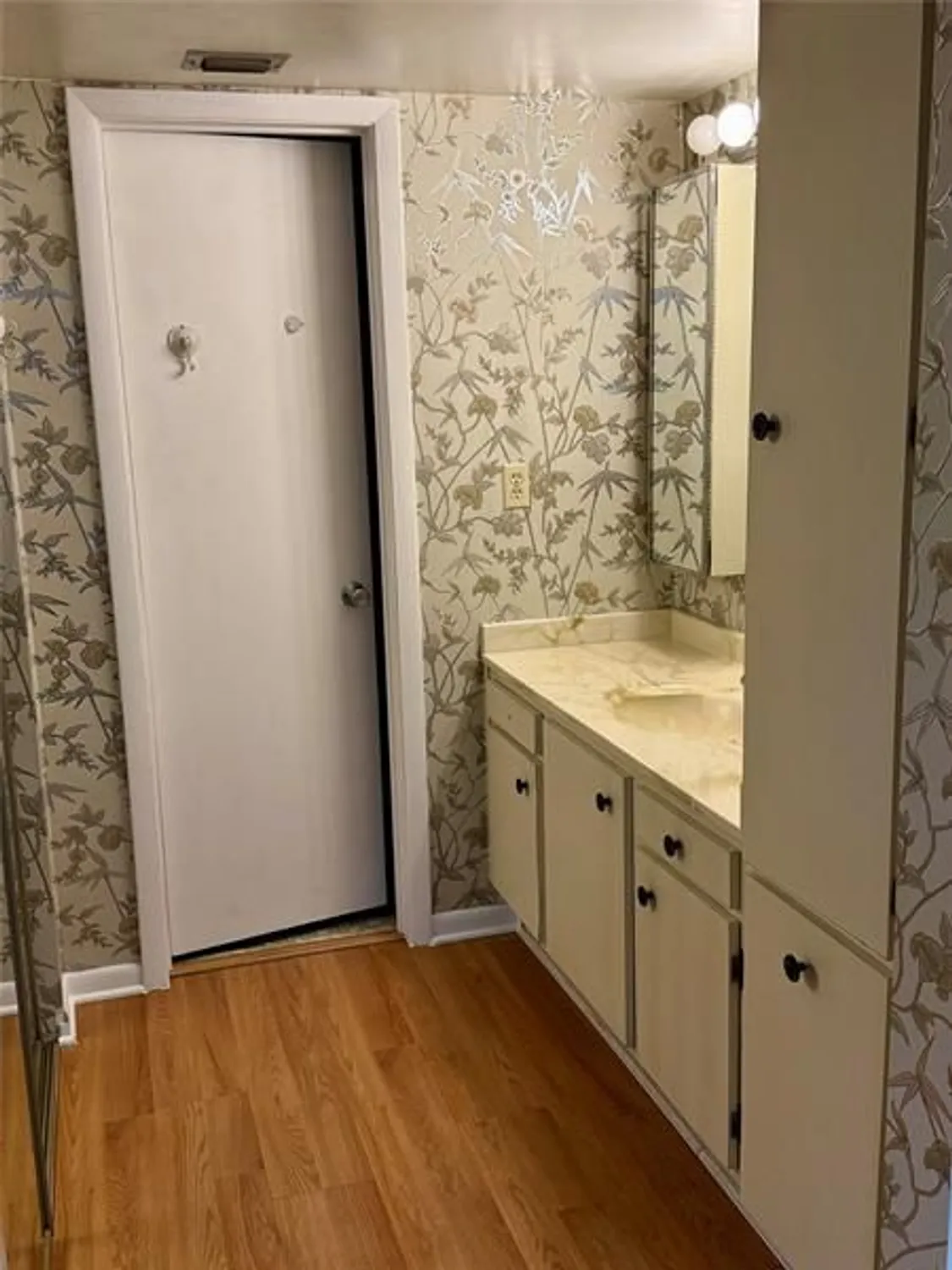 Property Slideshow image 19 of 23 | 900 colony point cir 121, Pembroke Pines, FL, 33026