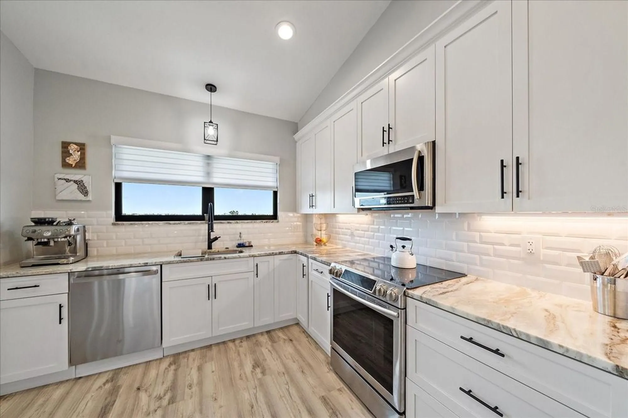 Property Slideshow image 14 of 52 | 5400 eagles point cir apt 405, Sarasota, FL, 34231