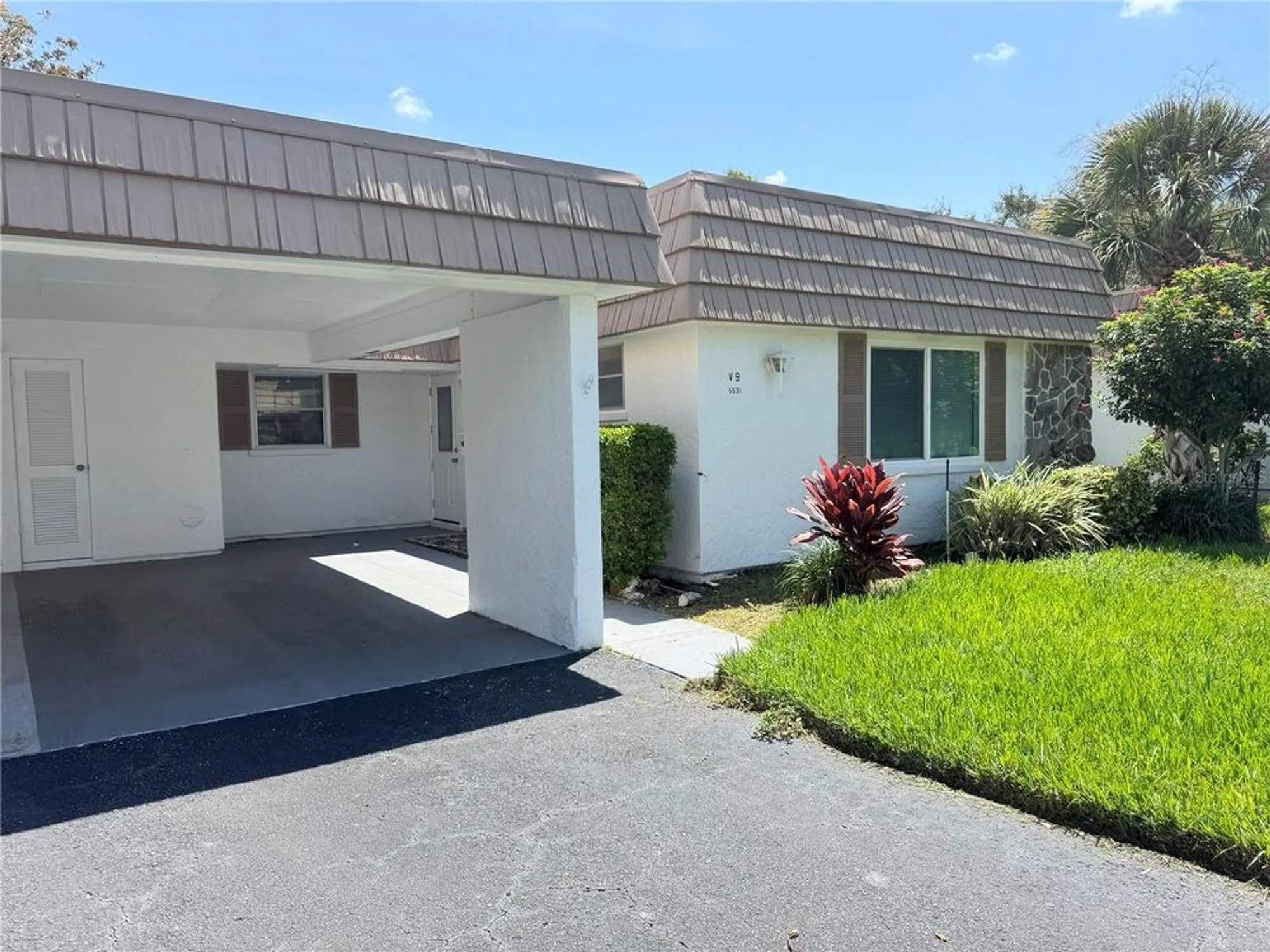 Property Slideshow image 1 of 26 | 5531 riverbluff cir # v9, Sarasota, FL, 34231