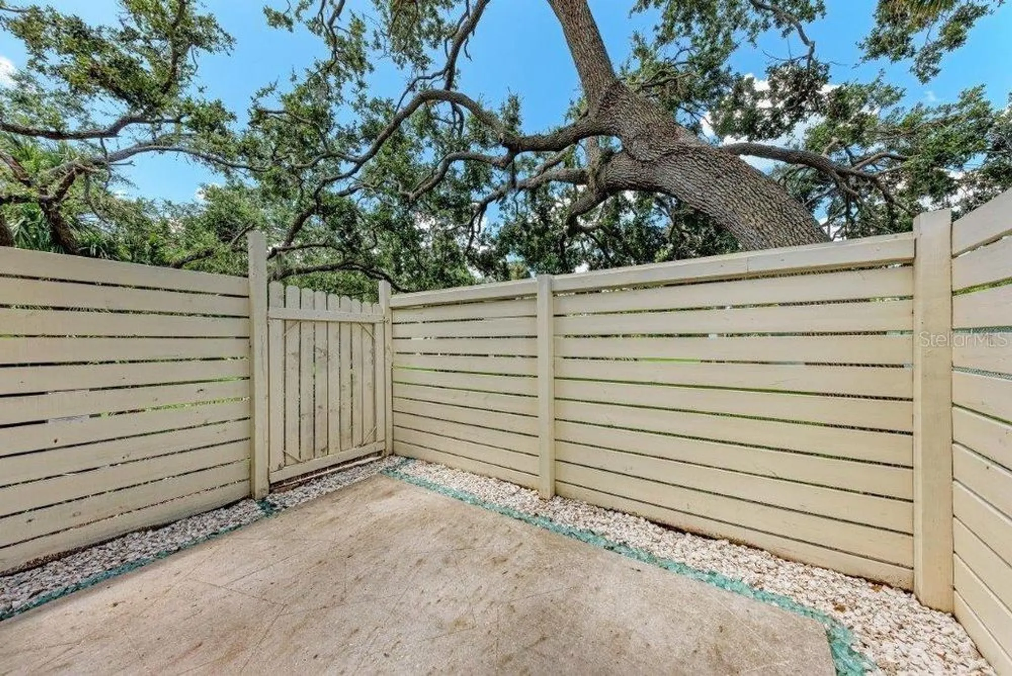 Property Slideshow image 22 of 31 | 2237 circlewood dr 18, Sarasota, FL, 34231