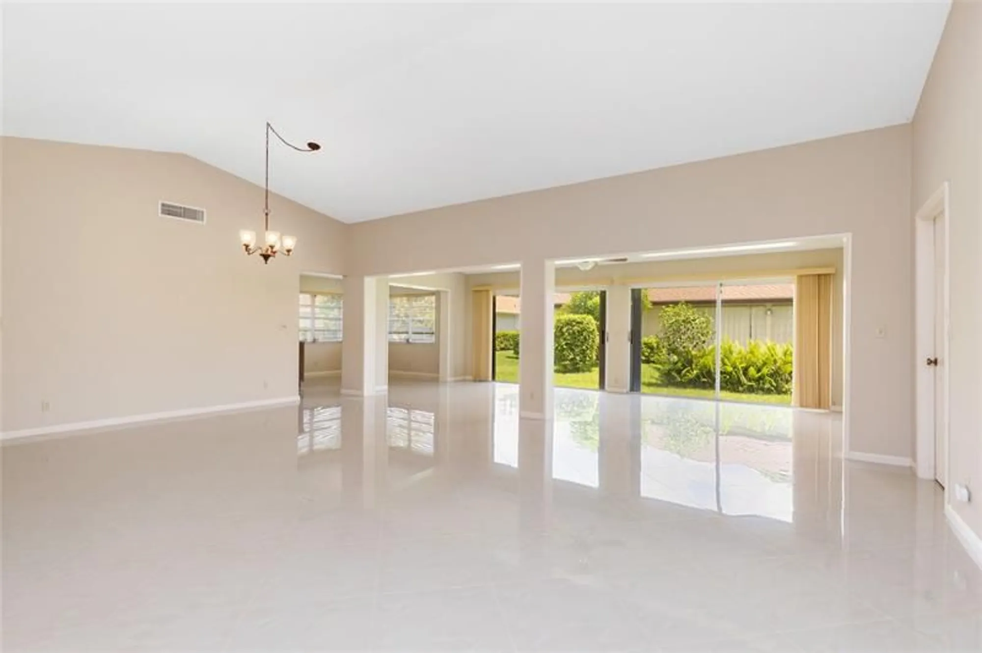 Property Slideshow image 5 of 23 | 10821 greentrail dr, Boynton Beach, FL, 33436