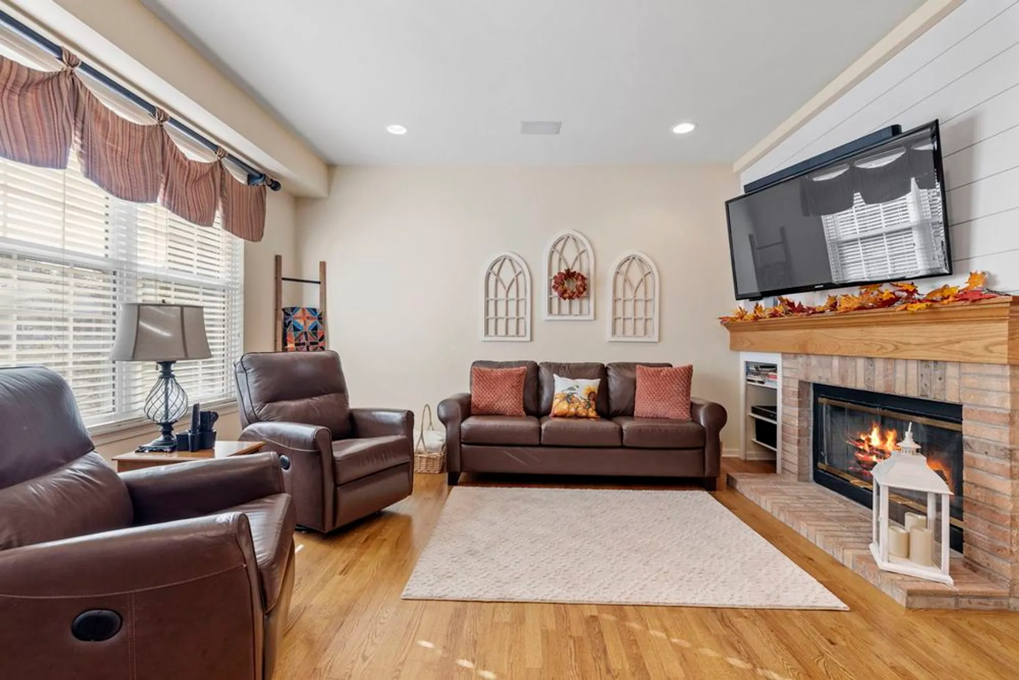 Property Slideshow image 10 of 28 | 16415 grandwood lake dr, Crest Hill, IL, 60403