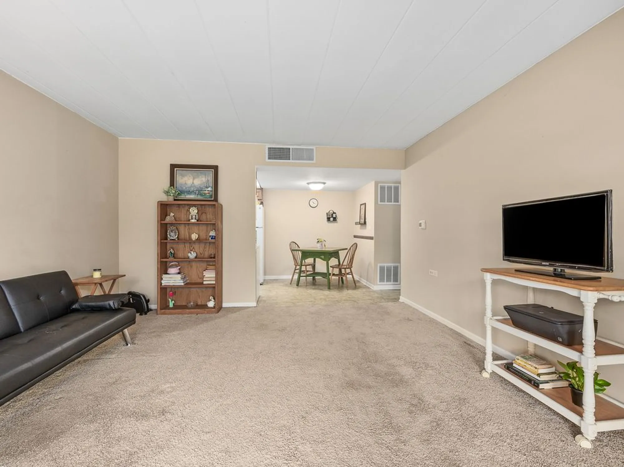 Property Slideshow image 4 of 25 | 5540 walnut ave apt 33a, Downers Grove, IL, 60515