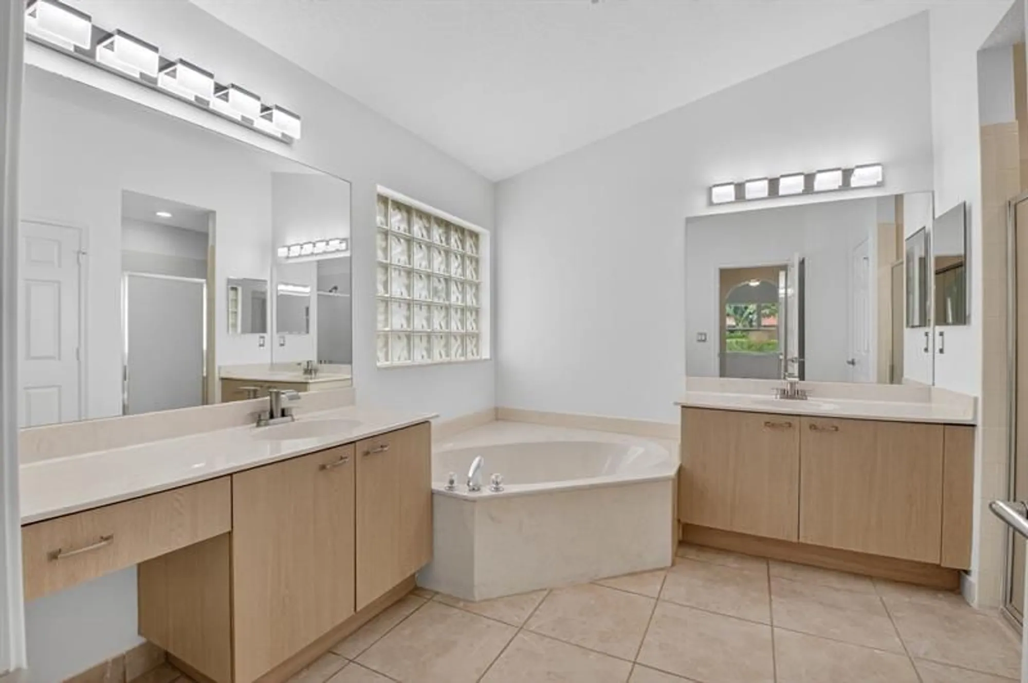 Property Slideshow image 26 of 62 | 5891 royal isles blvd, Boynton Beach, FL, 33437