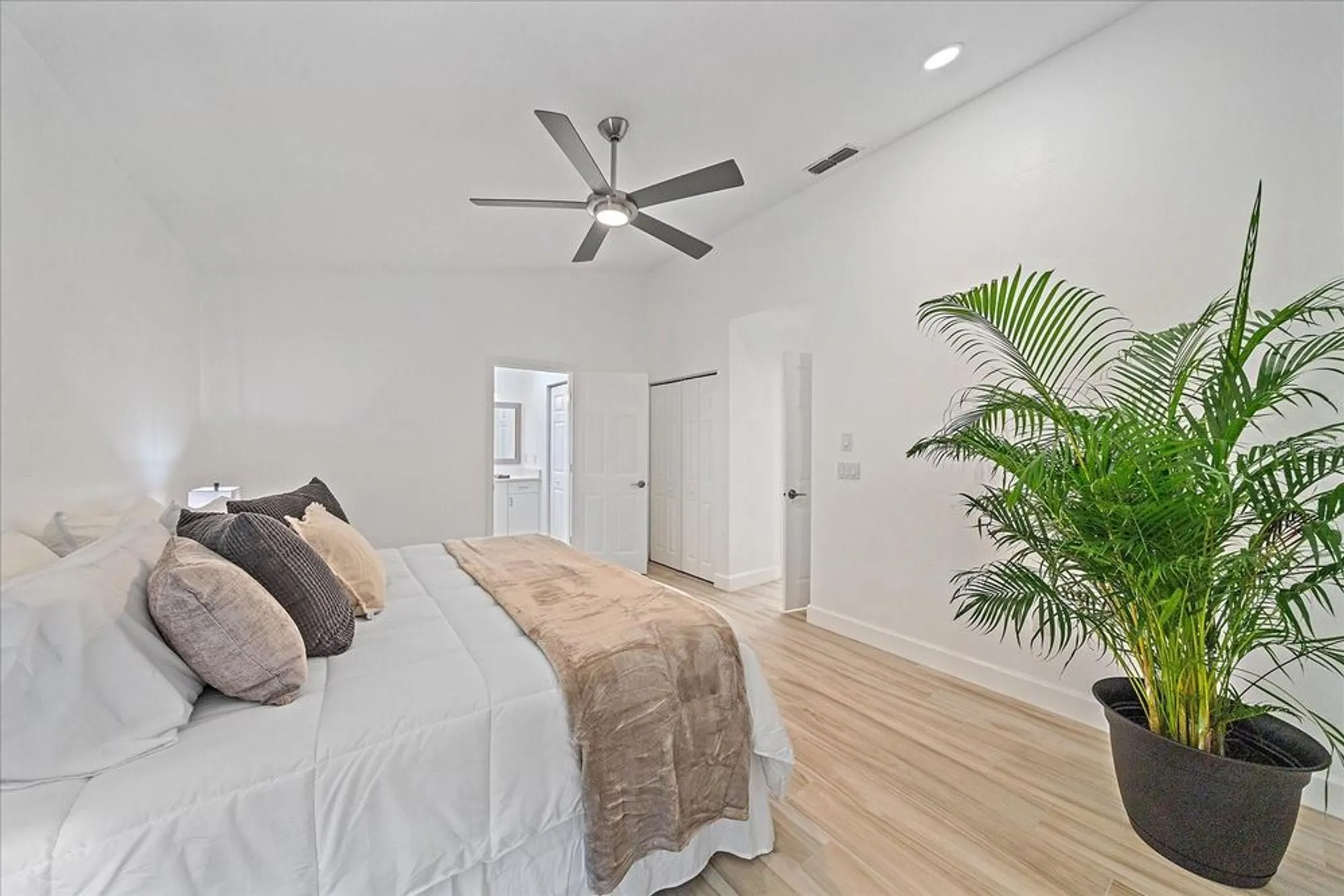 Property Slideshow image 20 of 33 | 1684 pintail way 7, Sarasota, FL, 34231