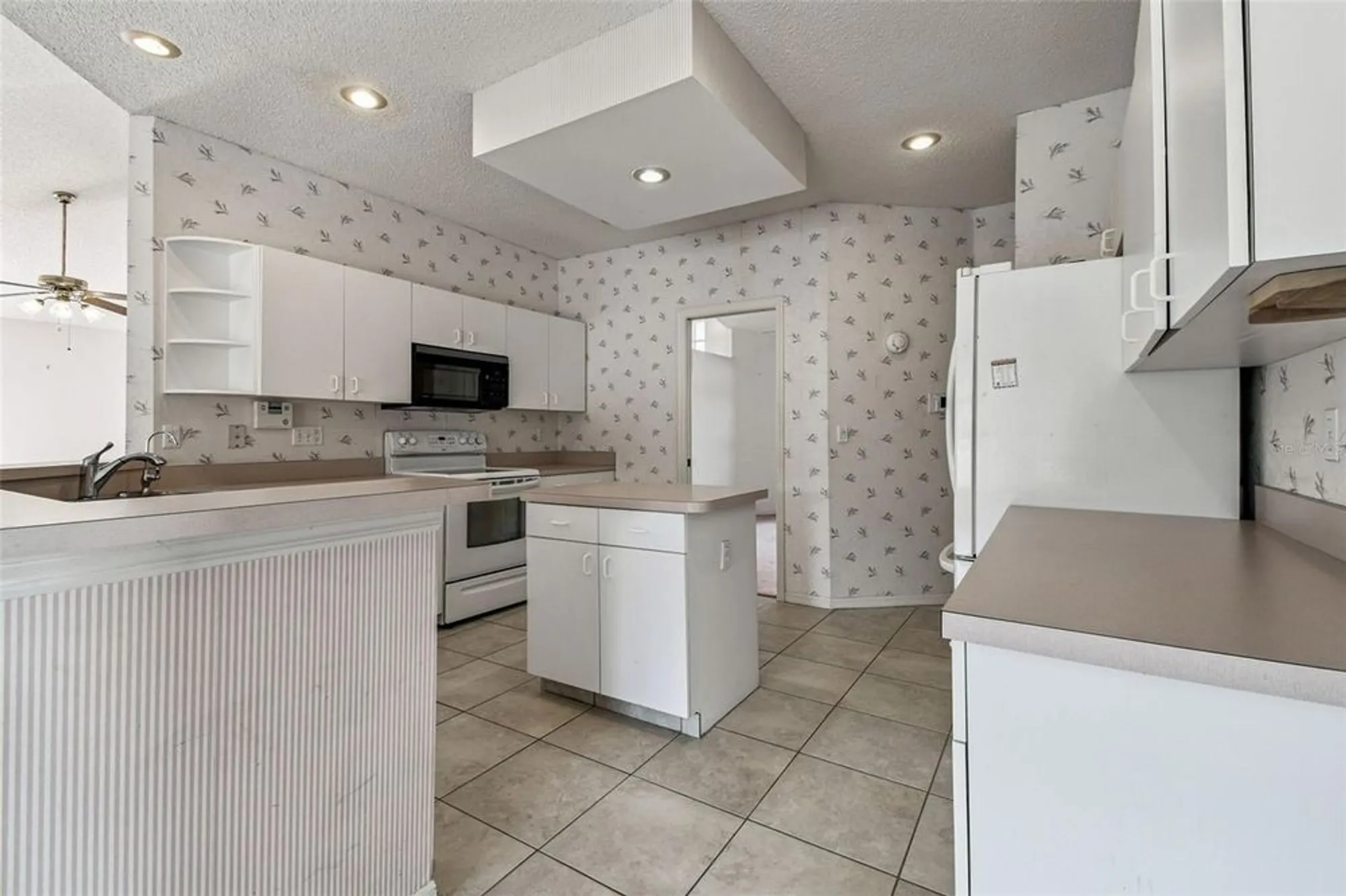 Property Slideshow image 16 of 39 | 2305 e del webb blvd, Sun City Center, FL, 33573