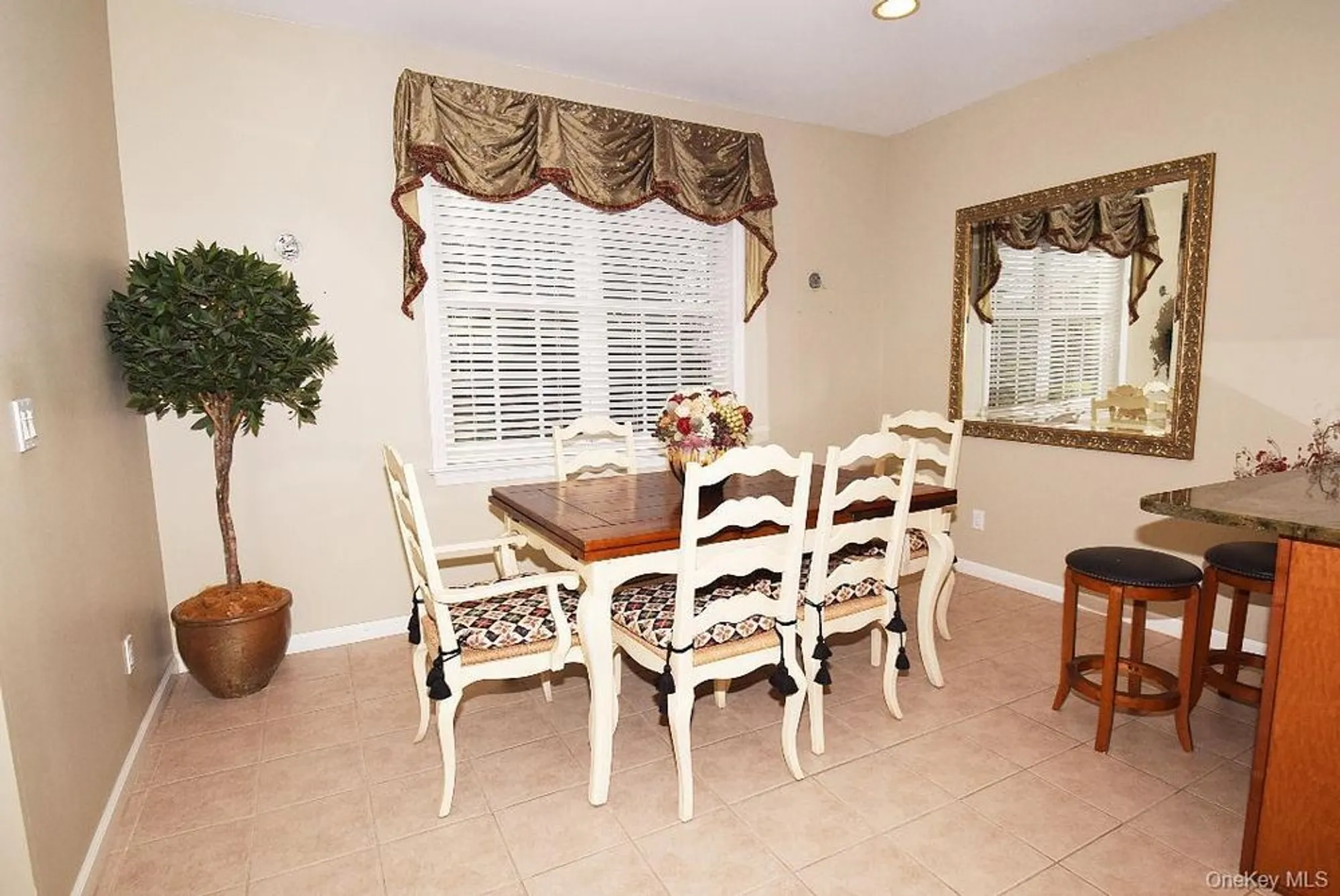 Property Slideshow image 6 of 14 | 677 balfour pl, Melville, NY, 11747