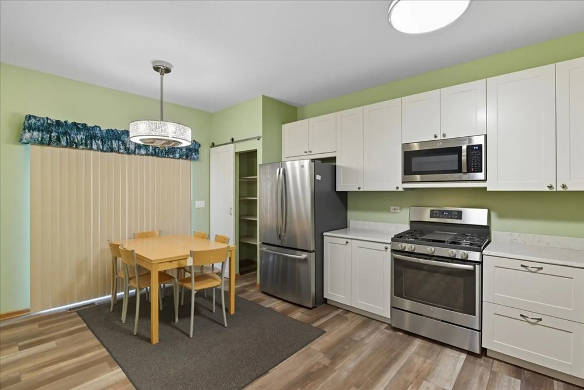 Property Slideshow image 7 of 25 | 2346 ashbrook ln, Grayslake, IL, 60030