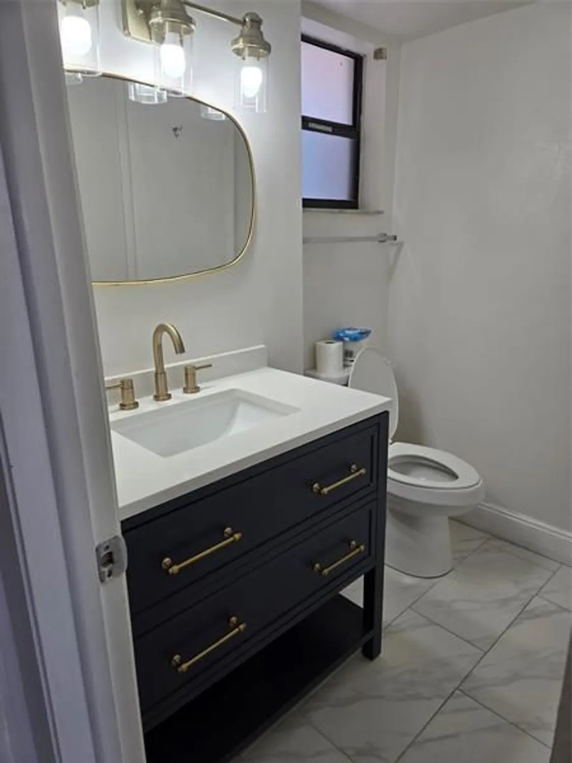 Property Slideshow image 5 of 14 | 1001 colony point cir 305, Pembroke Pines, FL, 33026