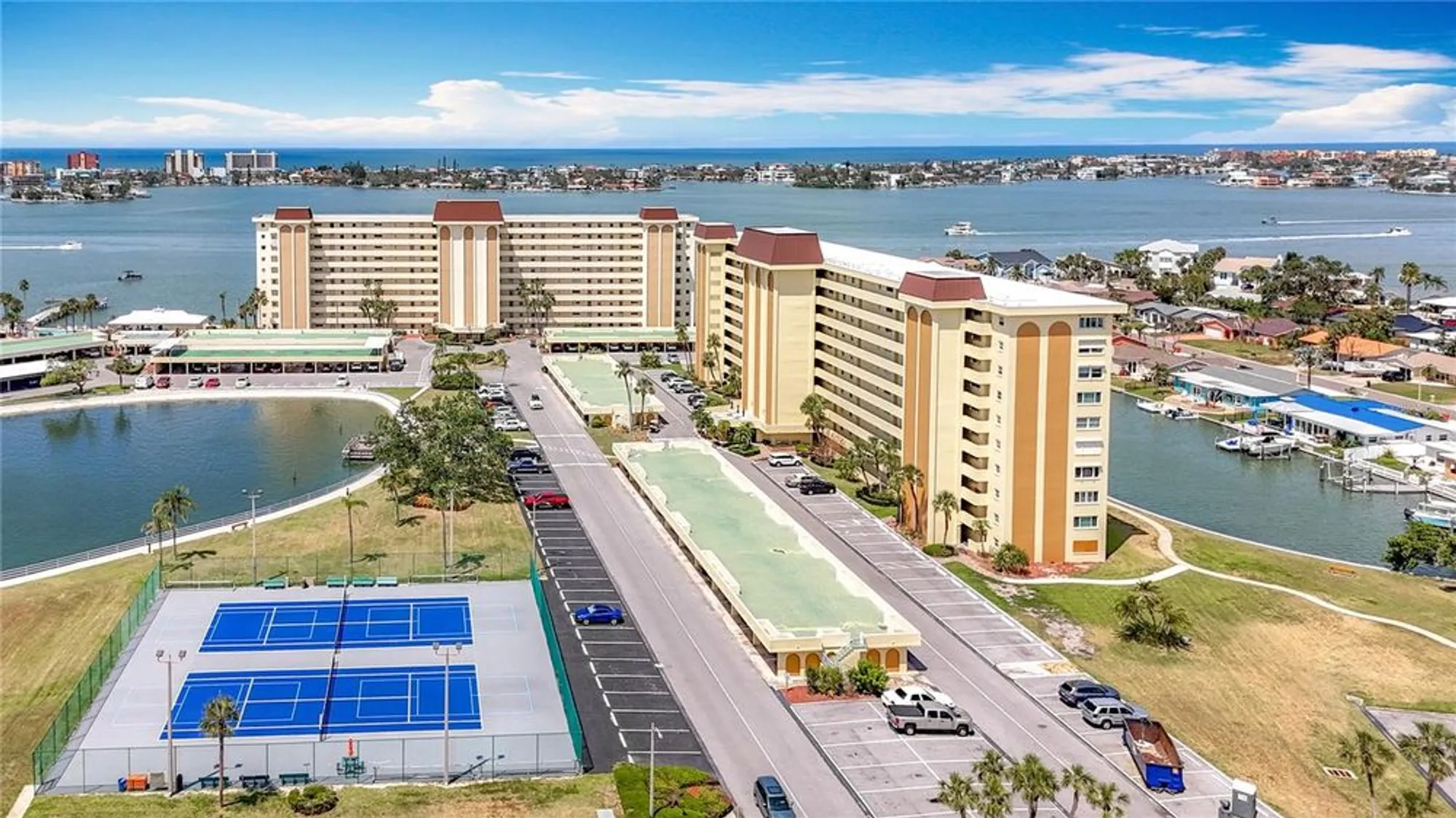 Property Slideshow image 10 of 61 | 4725 cove cir apt 908, St Petersburg, FL, 33708