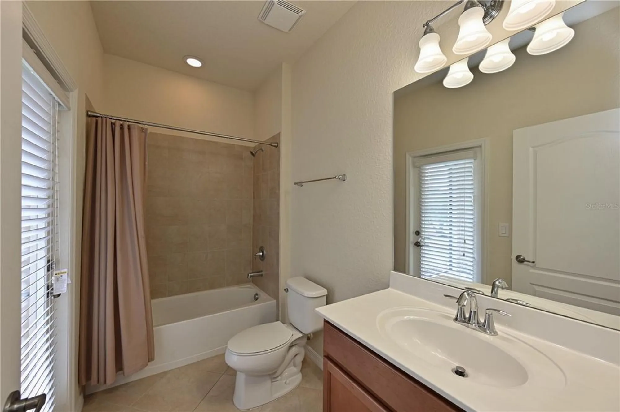 Property Slideshow image 18 of 53 | 7114 quiet creek dr, Bradenton, FL, 34212