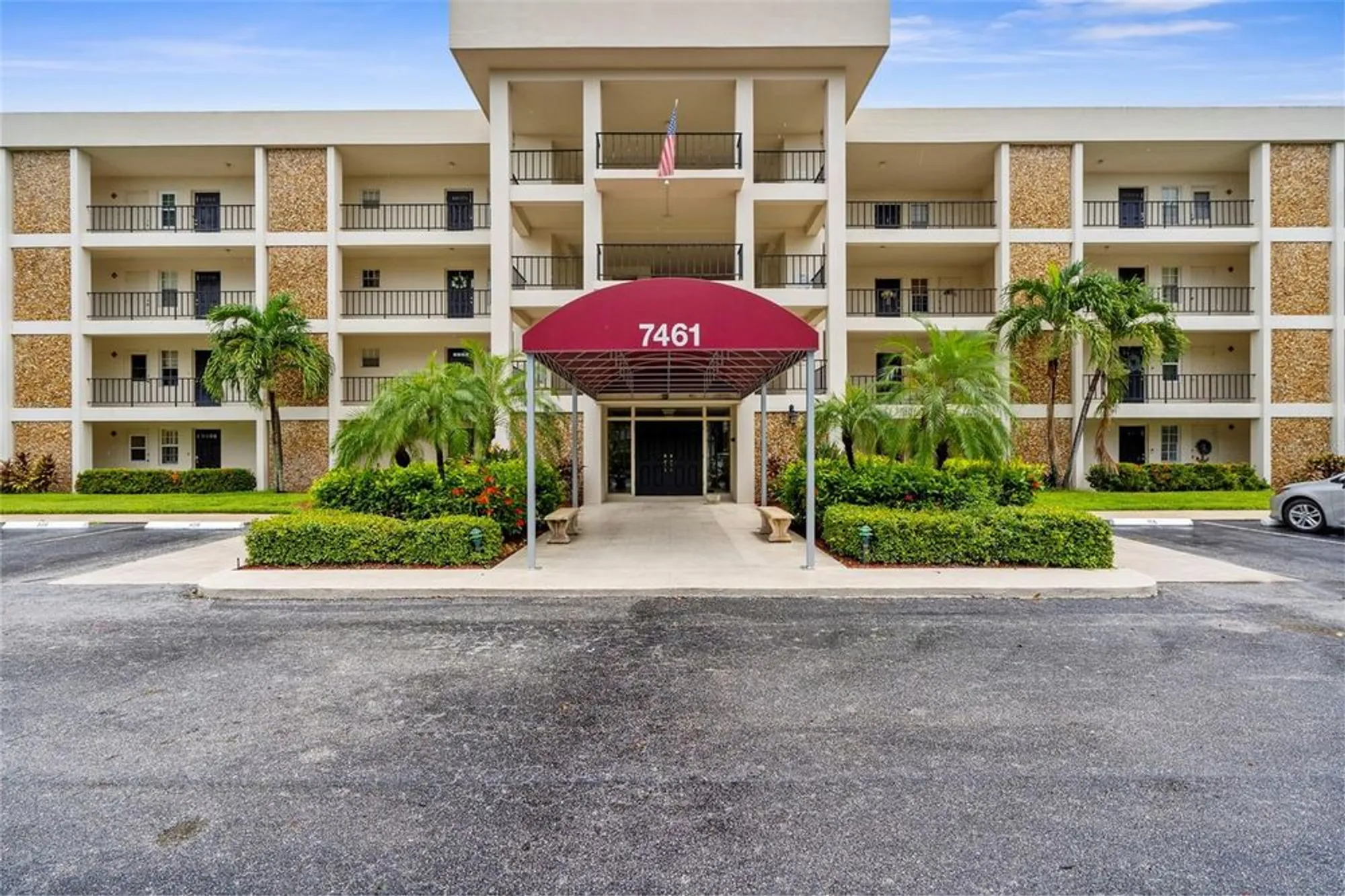 Property Slideshow image 2 of 26 | 7461 w country club dr 301, Sarasota, FL, 34243