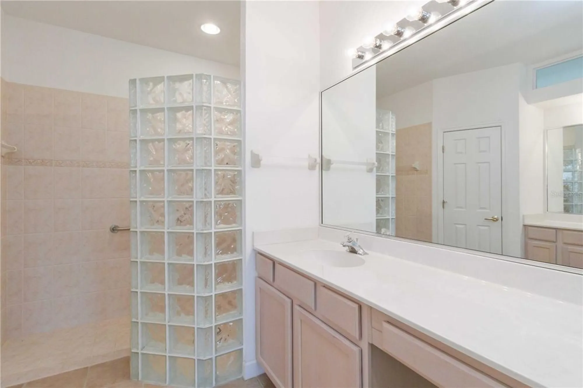 Property Slideshow image 24 of 51 | 4939 lakescene pl, Sarasota, FL, 34243