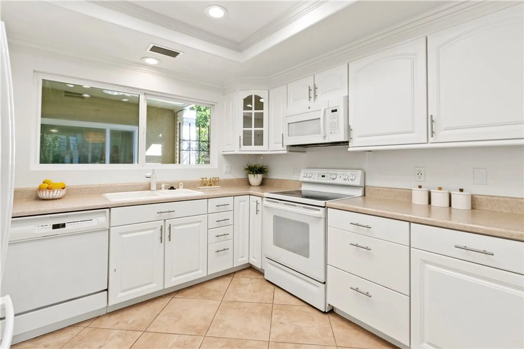 Property Slideshow image 8 of 24 | 2044 via mariposa e a, Laguna Woods, CA, 92637