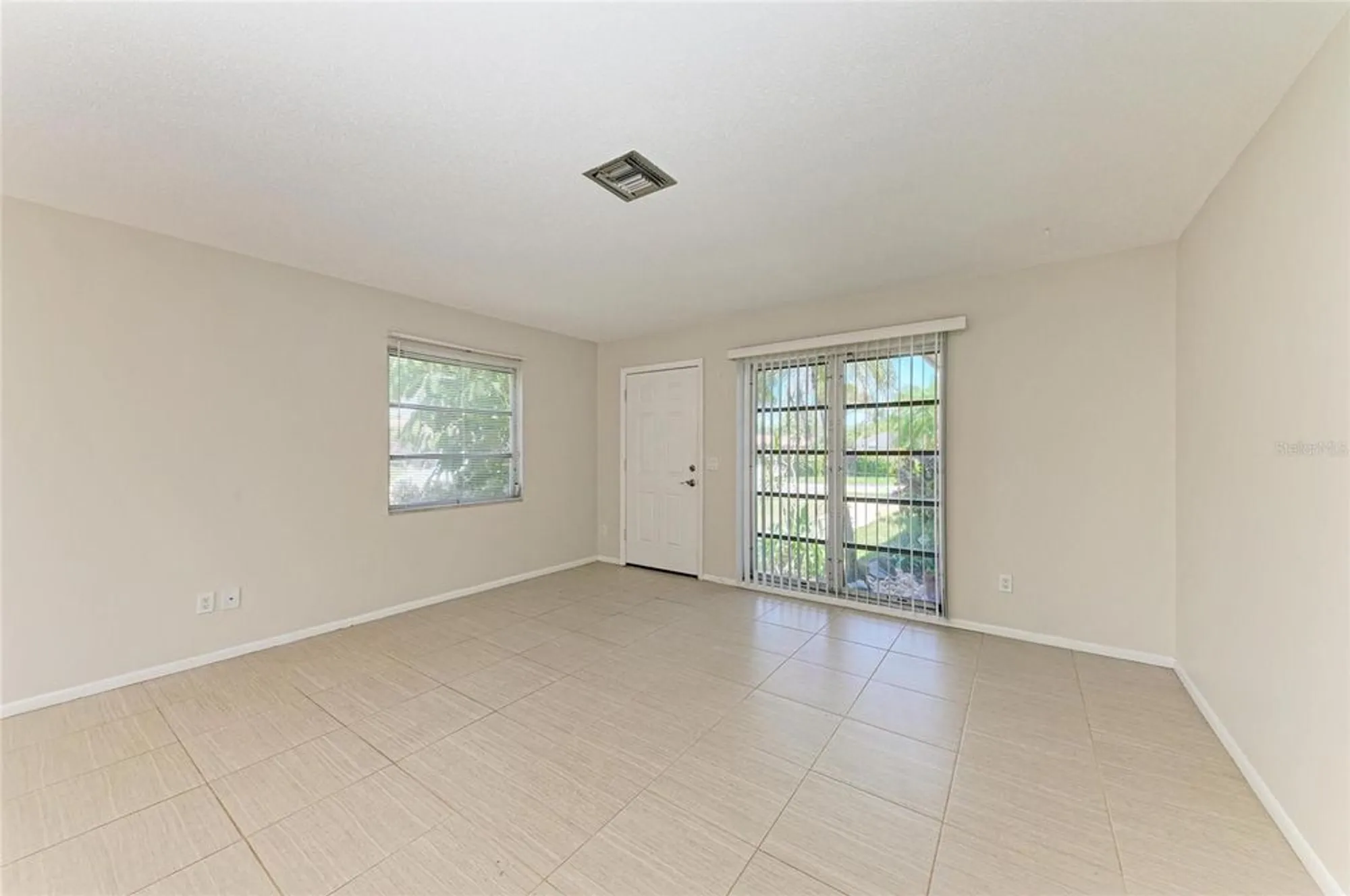 Property Slideshow image 9 of 34 | 2121 pueblo cir # v6, Sarasota, FL, 34231