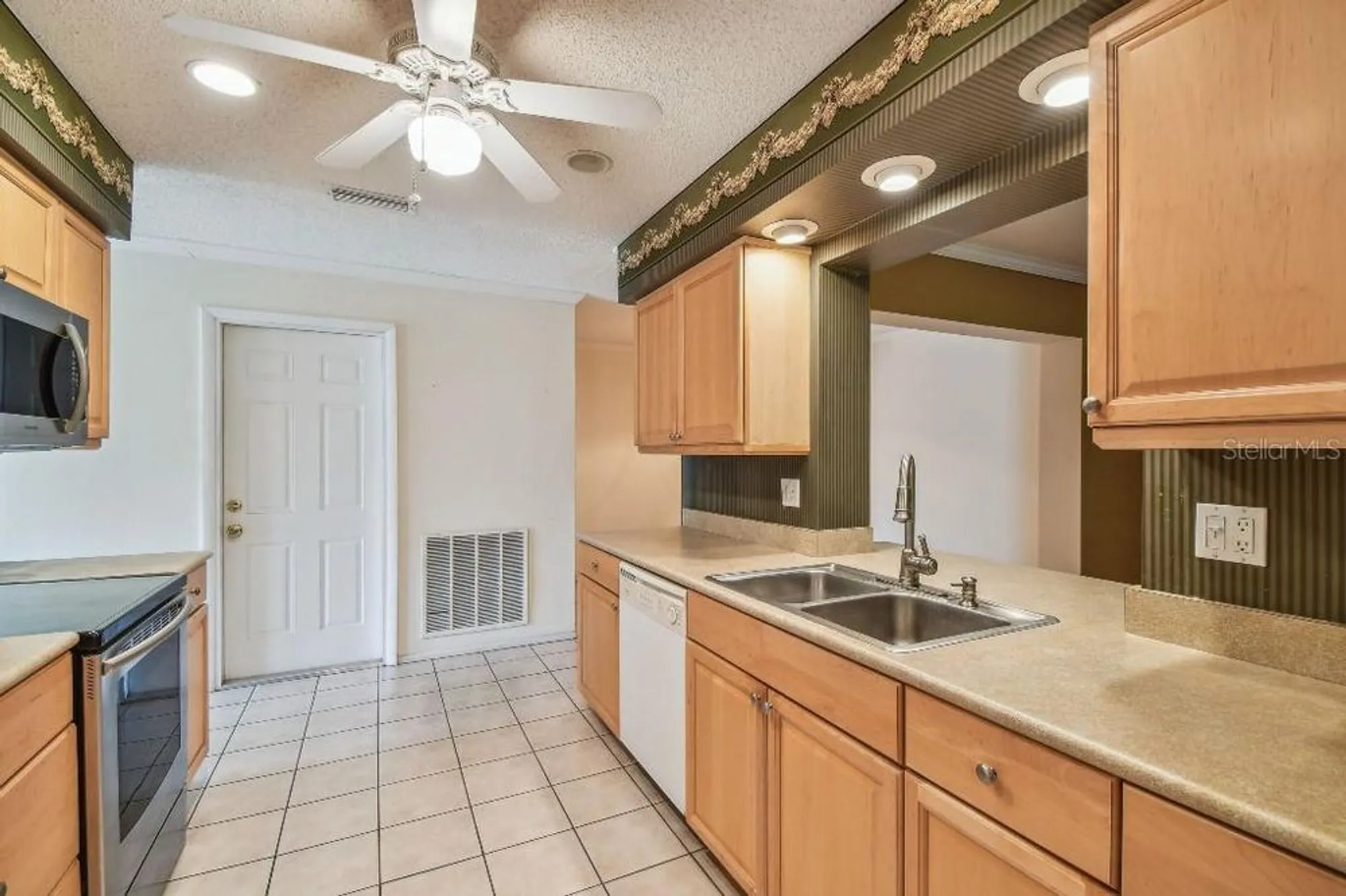 Property Slideshow image 13 of 60 | 916 mainsail way, Palm Harbor, FL, 34685