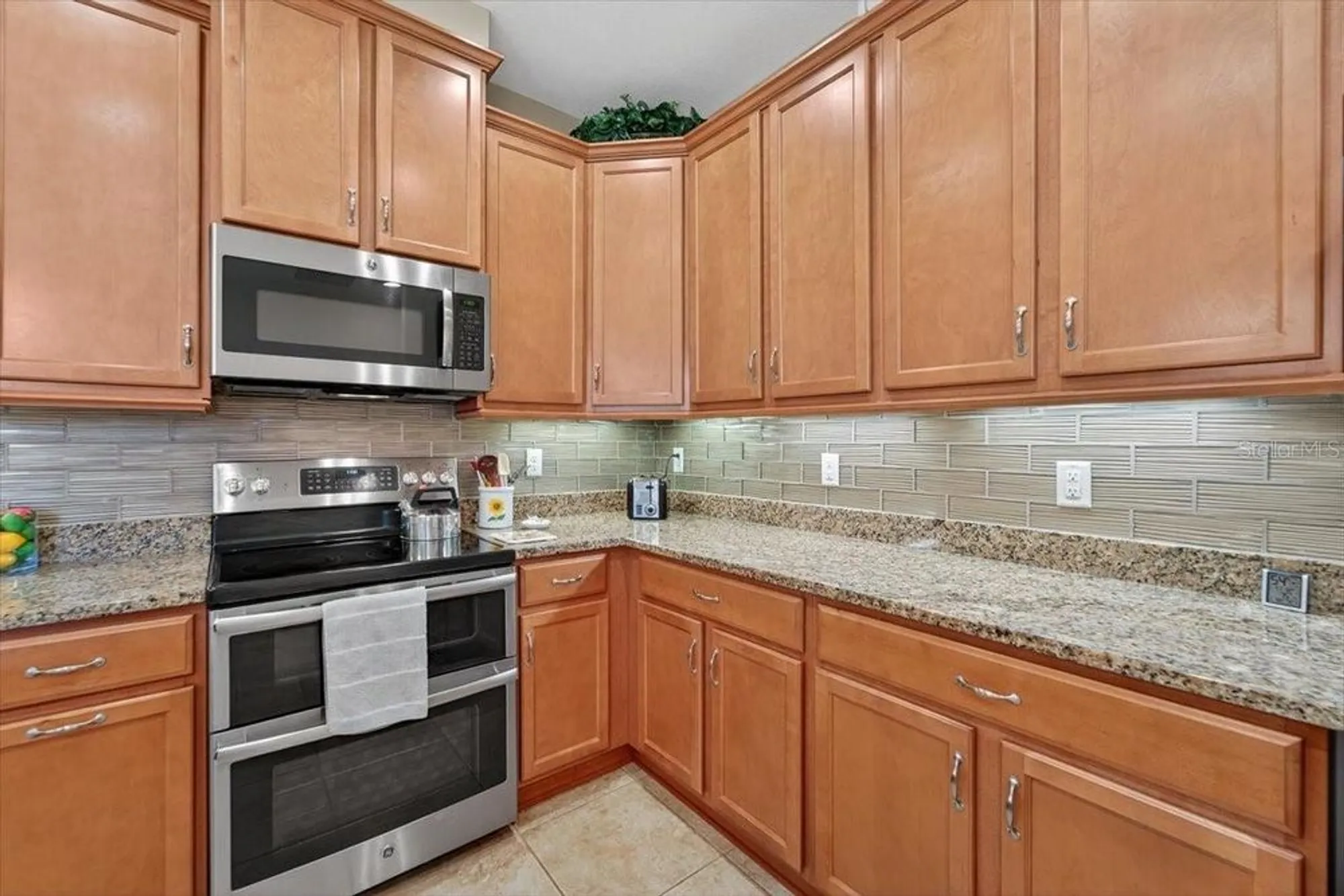 Property Slideshow image 16 of 66 | 821 chipper dr, Sun City Center, FL, 33573