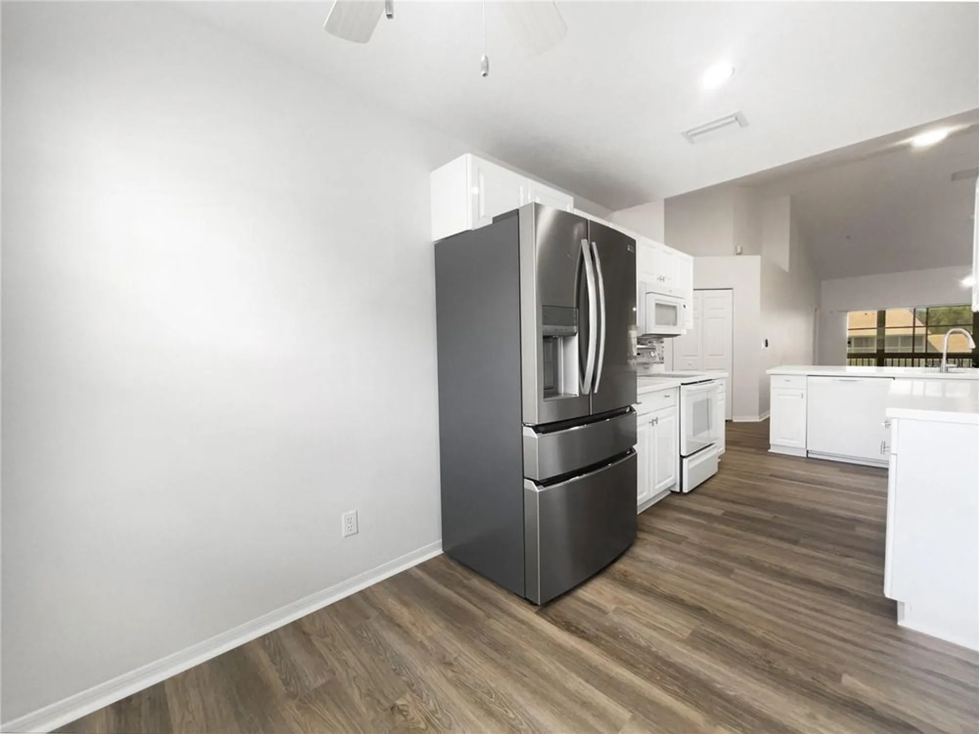 Property Slideshow image 5 of 29 | 6629 pineview ter # 5-201, Bradenton, FL, 34203