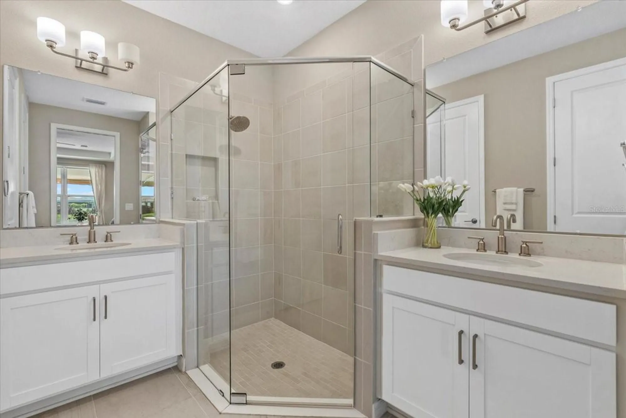 Property Slideshow image 18 of 71 | 10117 milky way cir, Sarasota, FL, 34241
