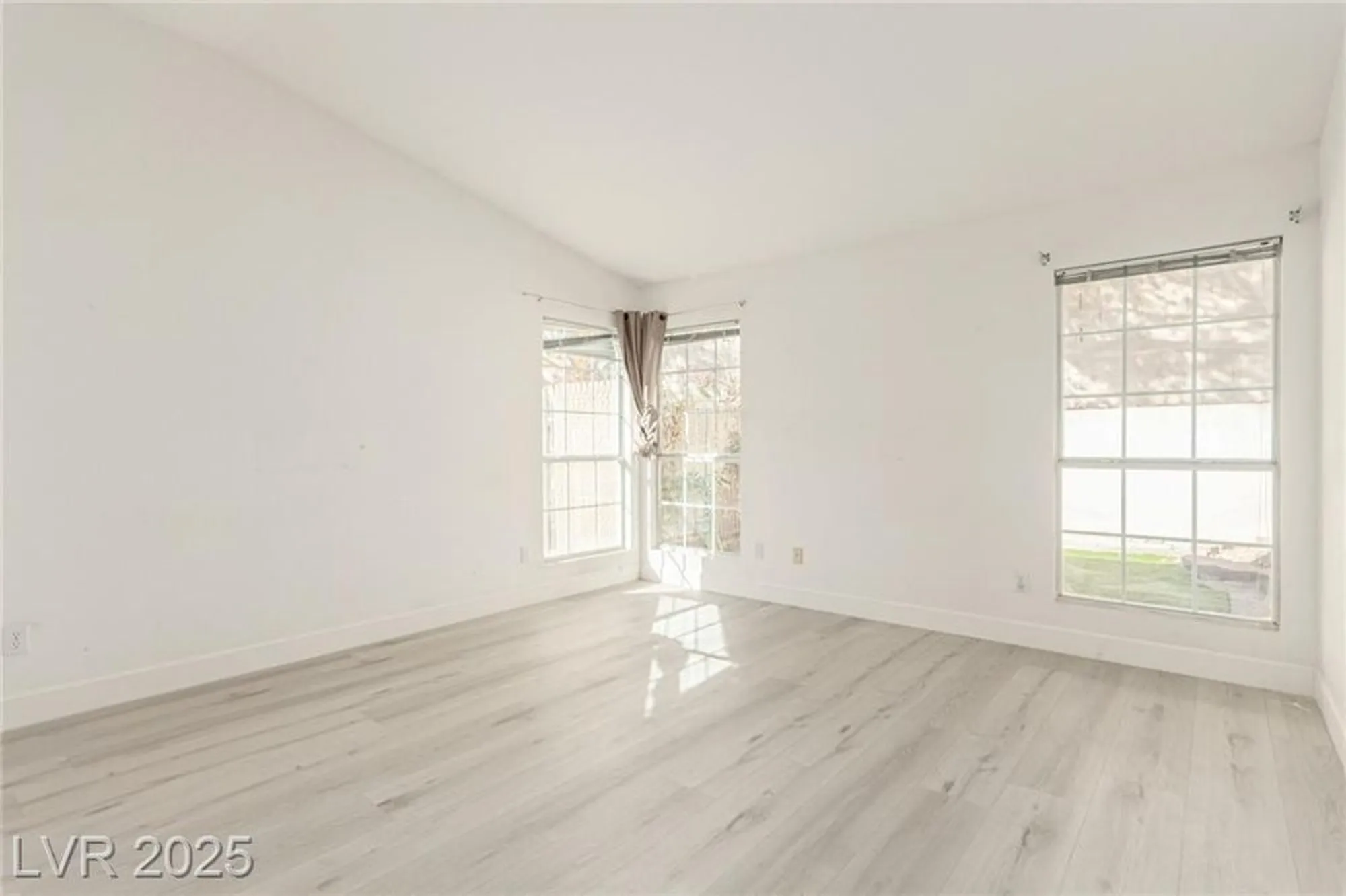 Property Slideshow image 13 of 28 | 4908 winterset dr, Las Vegas, NV, 89130