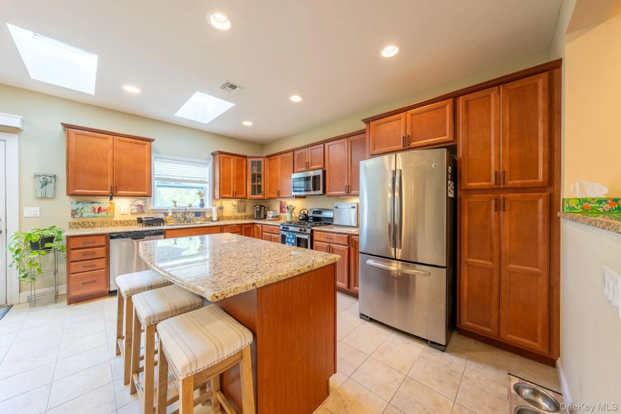 Property Slideshow image 3 of 22 | 18 kennsington ct, Riverhead, NY, 11901