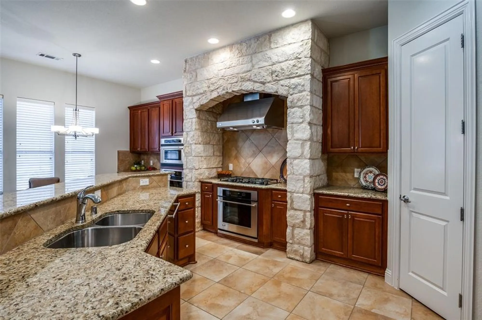Property Slideshow image 8 of 25 | 7205 oakmont dr, Frisco, TX, 75036